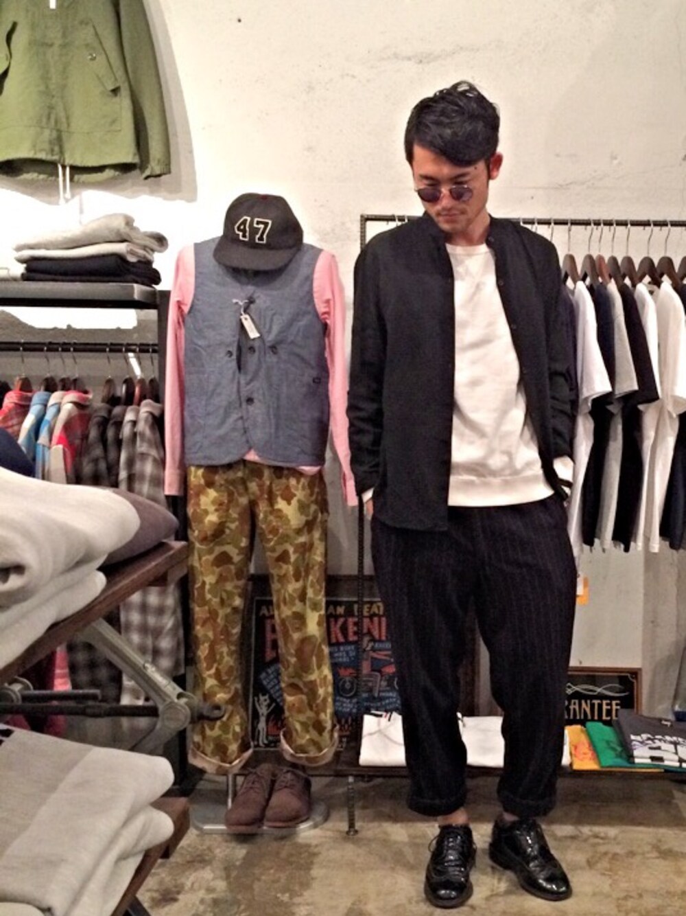 ブラック系のシャツ/ブラウス、ホワイト系のTシャツ/カットソー、ブルー系のスラックスを着用したメンズの春コーディネートの1枚目の写真