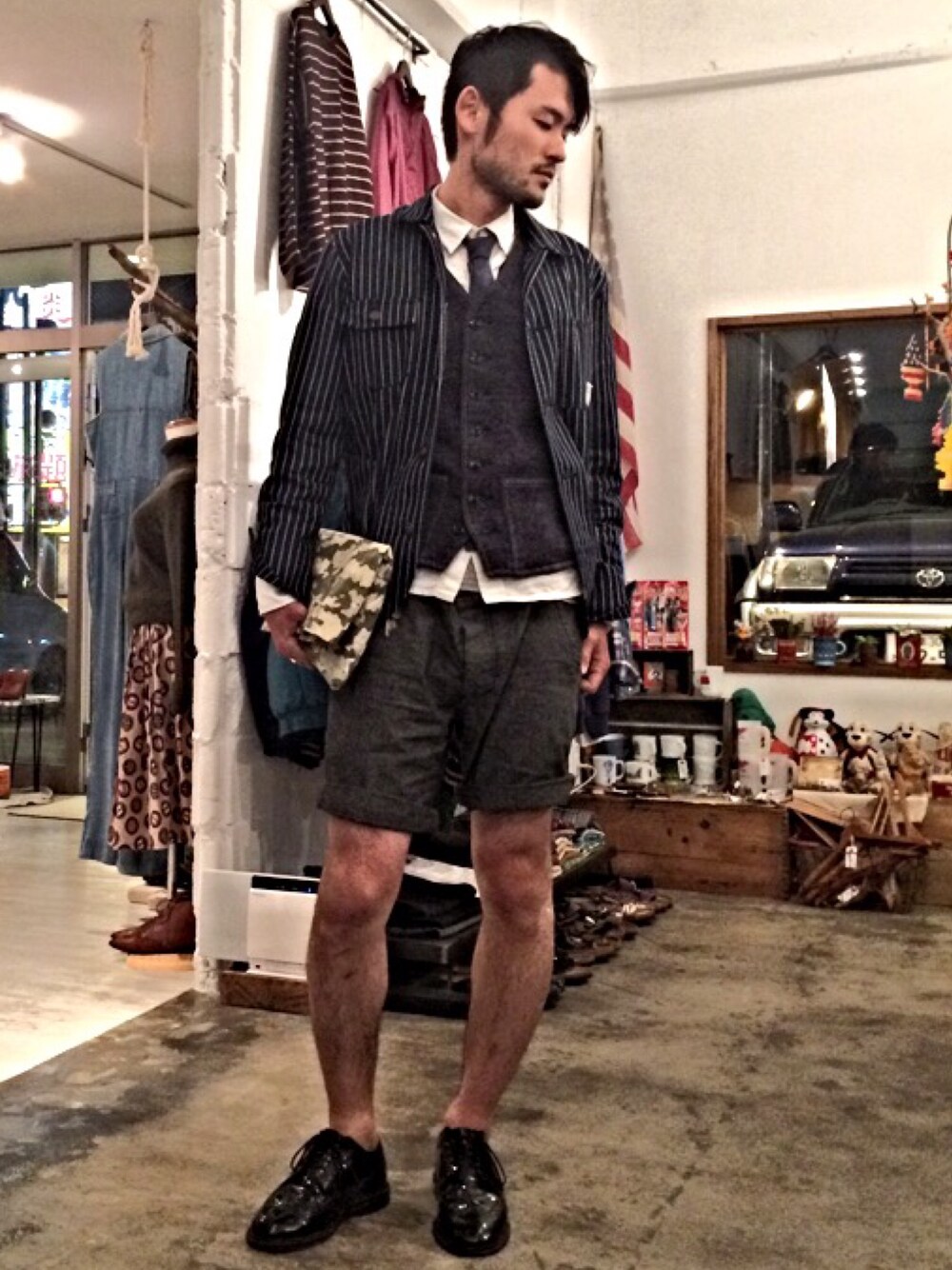 ブルー系のその他アウター、ブルー系のネクタイ、グレー系のシャツ/ブラウスを着用したメンズの春コーディネートの1枚目の写真