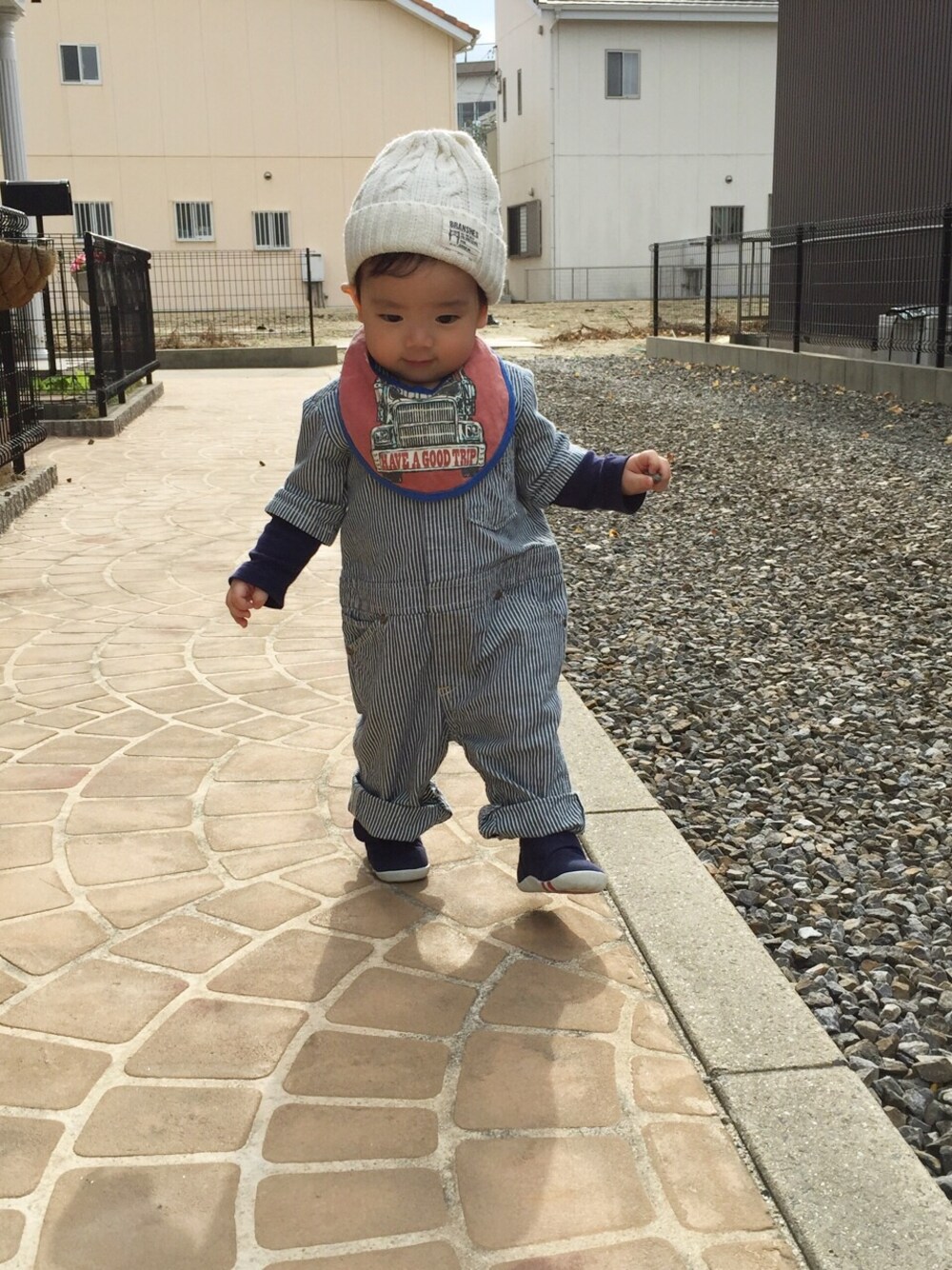 「つなぎ、ヒッコリー、子供服、子供コーデ、ニット帽」｜「babyGAPのアイテム（つなぎ/オールインワン、ブルー系）」を使った、__narukoさん（キッズ・70cm）の秋コーディネートの1枚目の写真