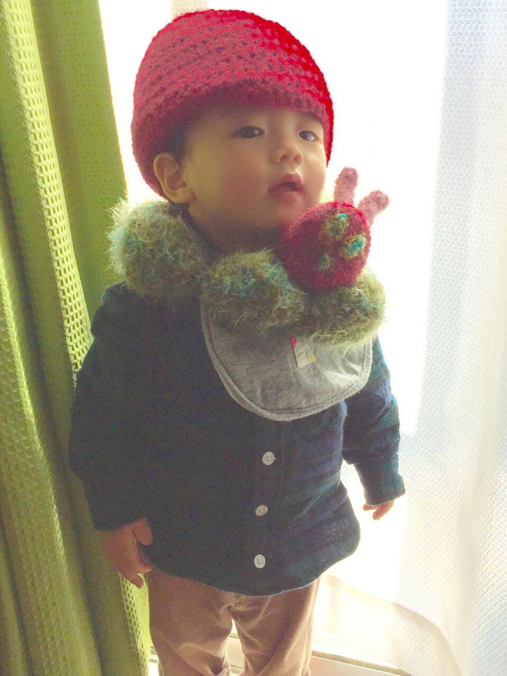「ハンドメイド、マフラーぐるぐる、チェックシャツ、ネルシャツ、マフラー、handmade、はらぺこあおむし、F.O.KIDS」｜「無印良品のアイテム（Tシャツ/カットソー、グリーン系）」を使った、__narukoさん（キッズ・80cm）の冬コーディネートの1枚目の写真