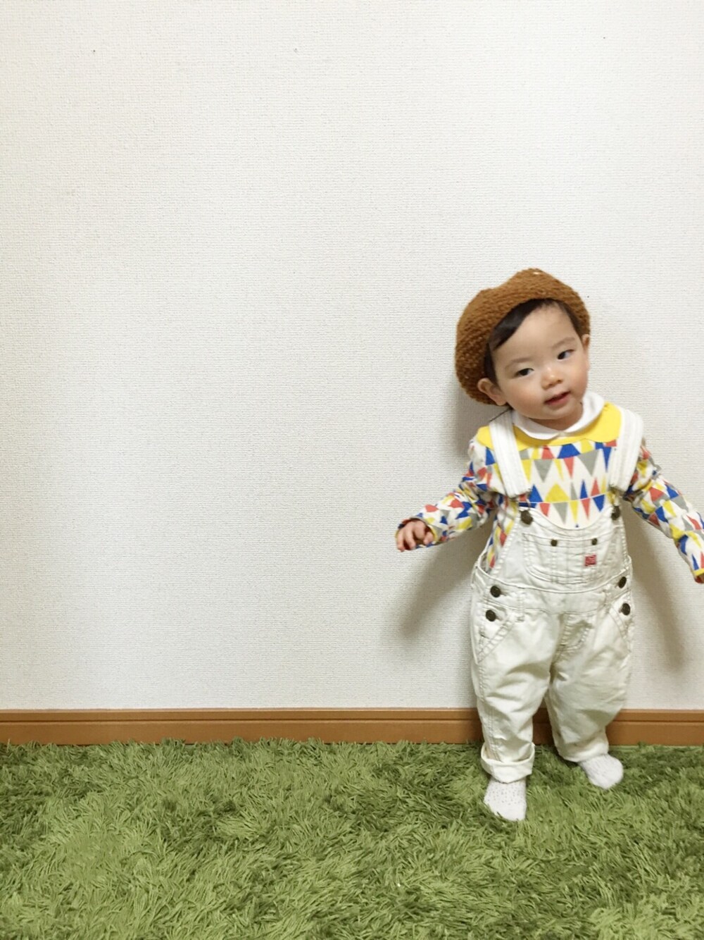 ホワイト系のサロペット/オーバーオール、その他のTシャツ/カットソー、ホワイト系のロンパースを着用したキッズの春コーディネートの1枚目の写真