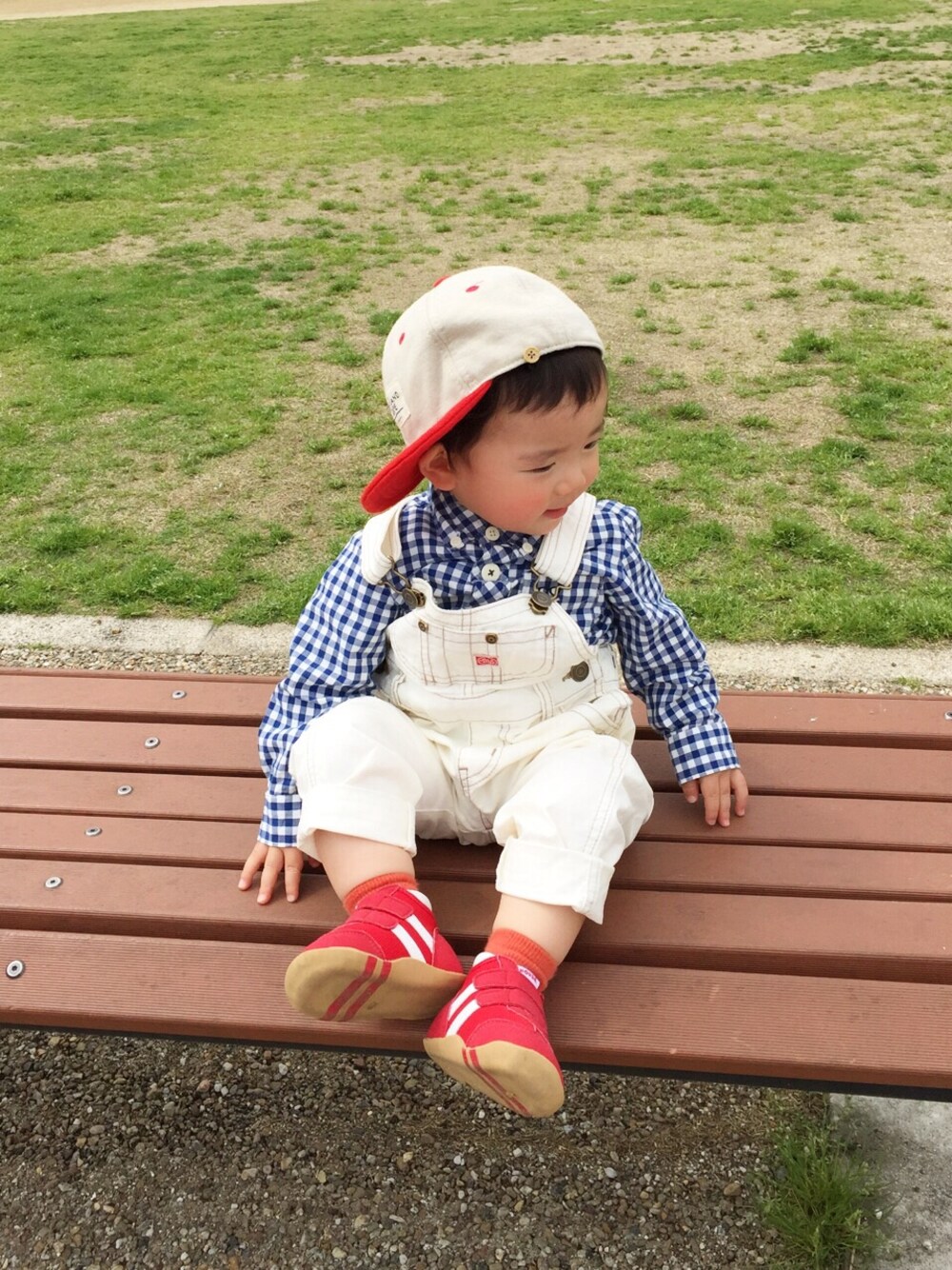 ブルー系のシャツ/ブラウス、ホワイト系のサロペット/オーバーオール、ベージュ系のキャップを着用したキッズの春コーディネートの1枚目の写真