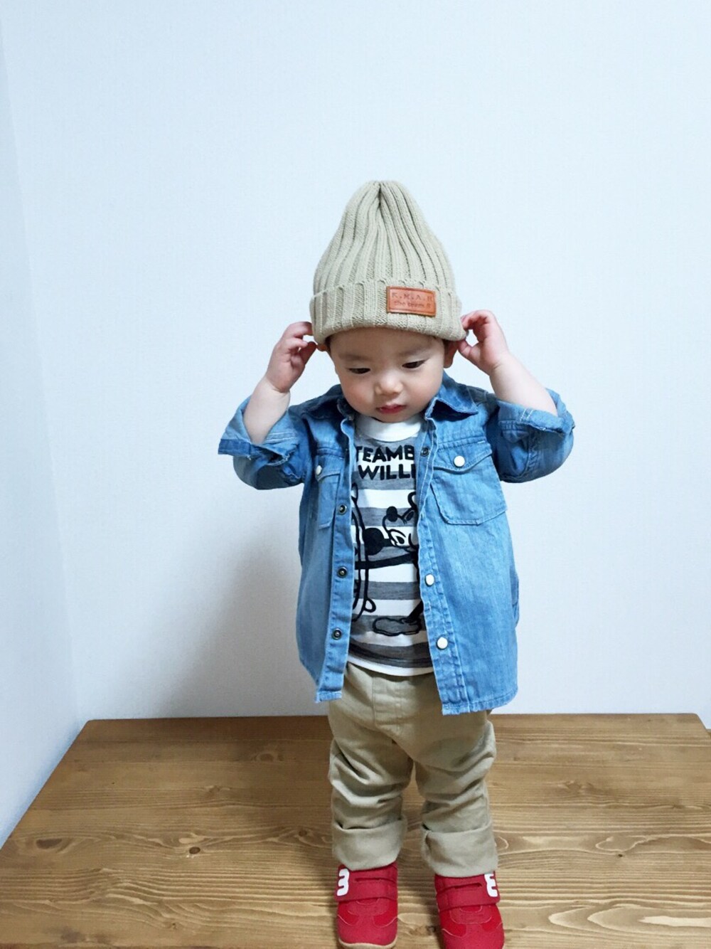 グレー系のTシャツ/カットソー、ベージュ系のチノパンツを着用したキッズの春コーディネートの1枚目の写真