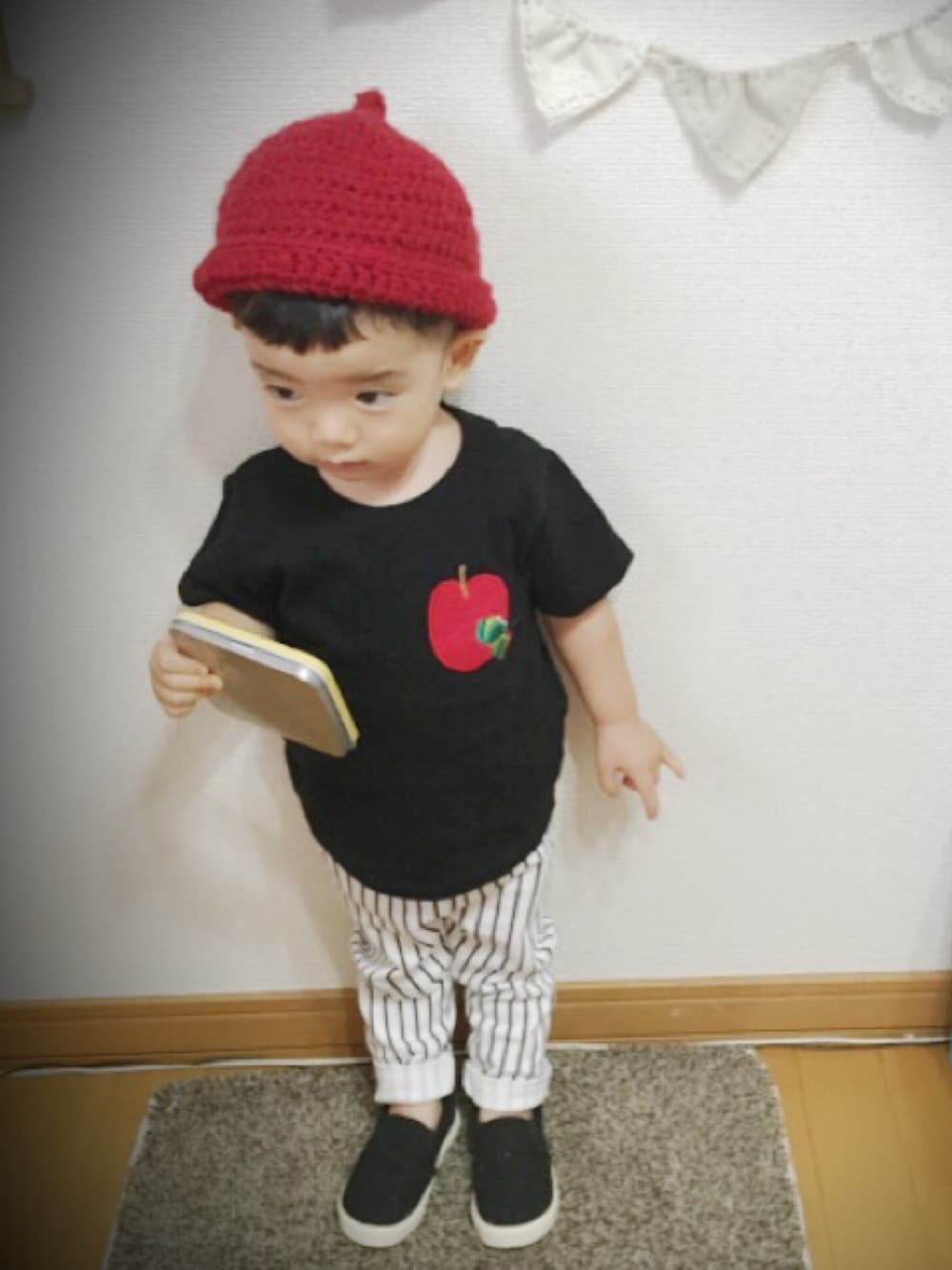 「はらぺこあおむし、ハンドメイド、ストライプ、こどもコーデ、ストライプパンツ、赤、ニット帽」｜「Handmadeのアイテム（ニットキャップ/ビーニー、レッド系）」を使った、__narukoさん（キッズ・80cm）の夏コーディネートの1枚目の写真