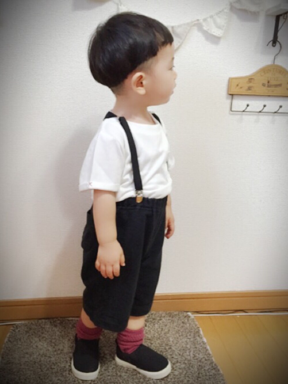 「モノトーン、差し色、サスペンダー、ワカメちゃん、キノコヘアー、kids、ブラック、ポケットＴシャツ、無印良品」｜「GLOBAL WORKの【吸水速乾】ポケツキＴ半袖/566518（Tシャツ/カットソー、ホワイト系）」を使った、__narukoさん（キッズ・80cm）の夏コーディネートの1枚目の写真