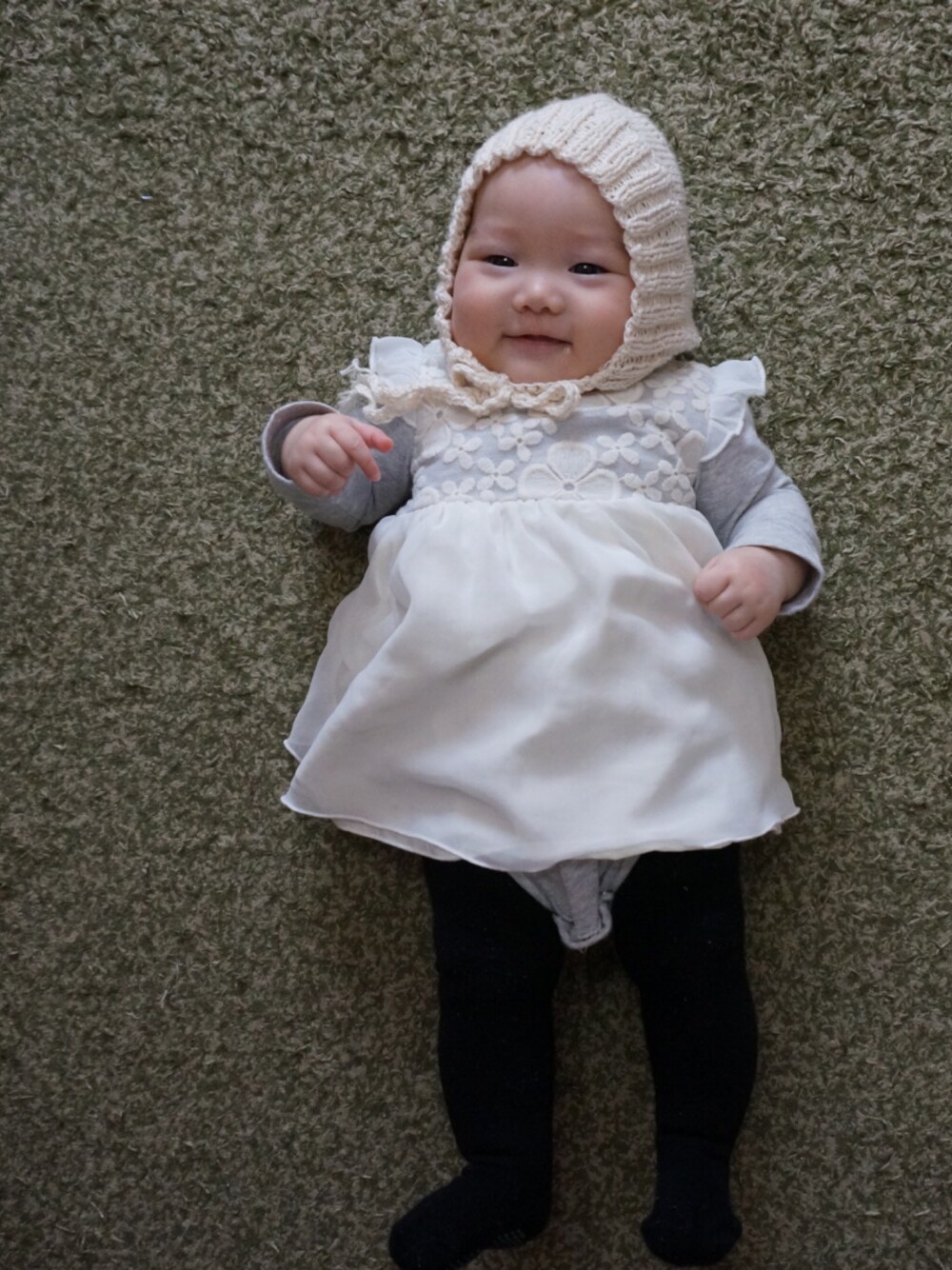 「小人帽、ハンドメイド、ロンパース、赤ちゃん、女の子、ﾜﾝﾋﾟｰｽ風、4ヶ月」｜「Handmadeのアイテム（ニットキャップ/ビーニー、ベージュ系）」を使った、__narukoさん（キッズ・70cm）の秋コーディネートの1枚目の写真