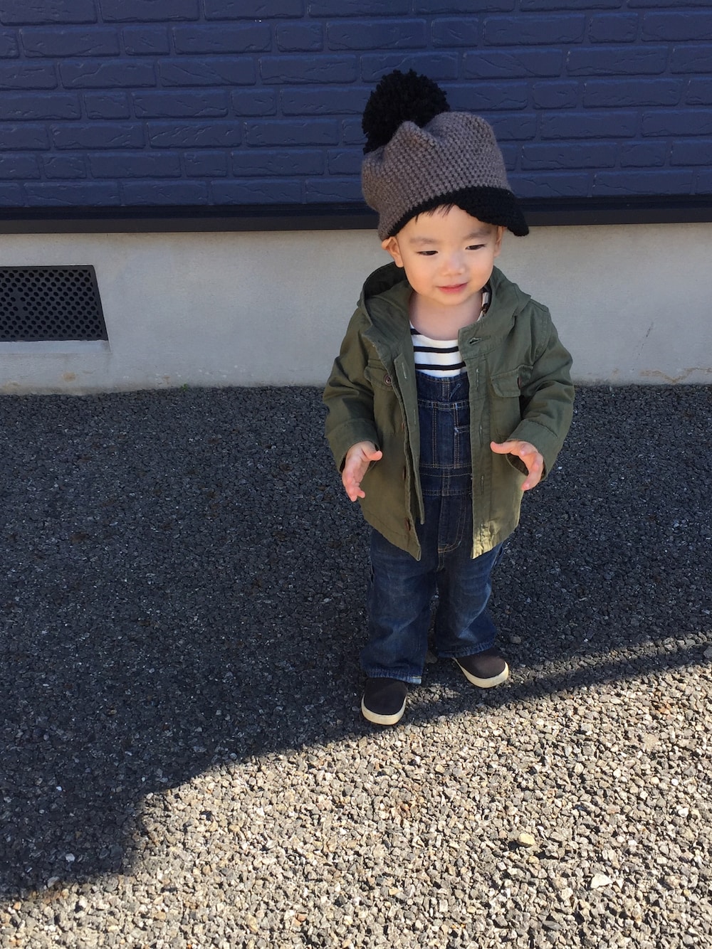 「ボーダー、ミニタリー、オーバーオール、ニット帽、おとこのこ、kids」｜「Handmadeのアイテム（ニットキャップ/ビーニー、ベージュ系）」を使った、__narukoさん（キッズ・90cm）の秋コーディネートの1枚目の写真