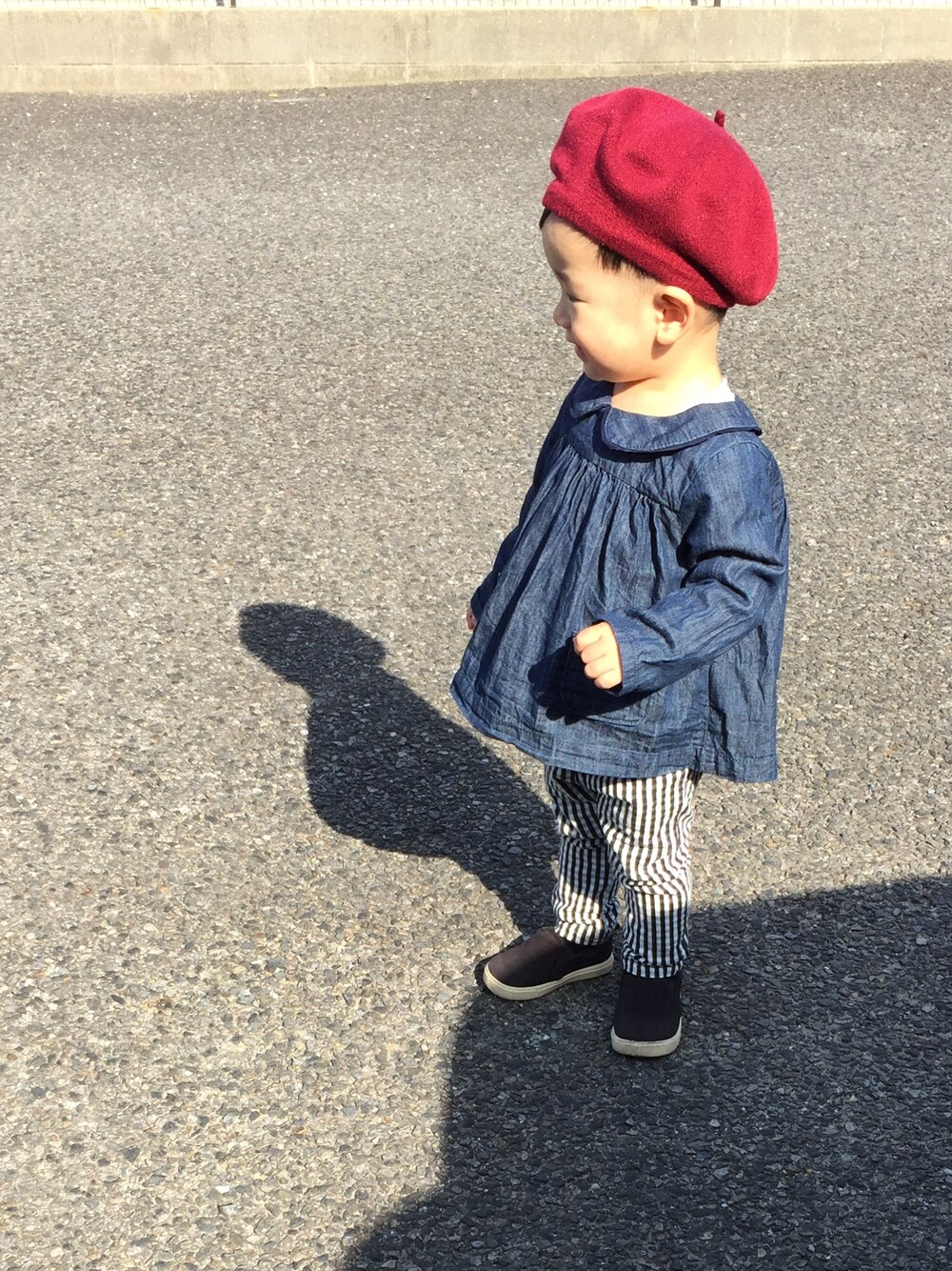 「ベレー帽、チェックパンツ、ブラウス、キッズコーデ、キッズ、ブラック、babygap」｜「3coinsのアイテム（ハンチング/ベレー帽、レッド系）」を使った、__narukoさん（キッズ・90cm）の秋コーディネートの1枚目の写真