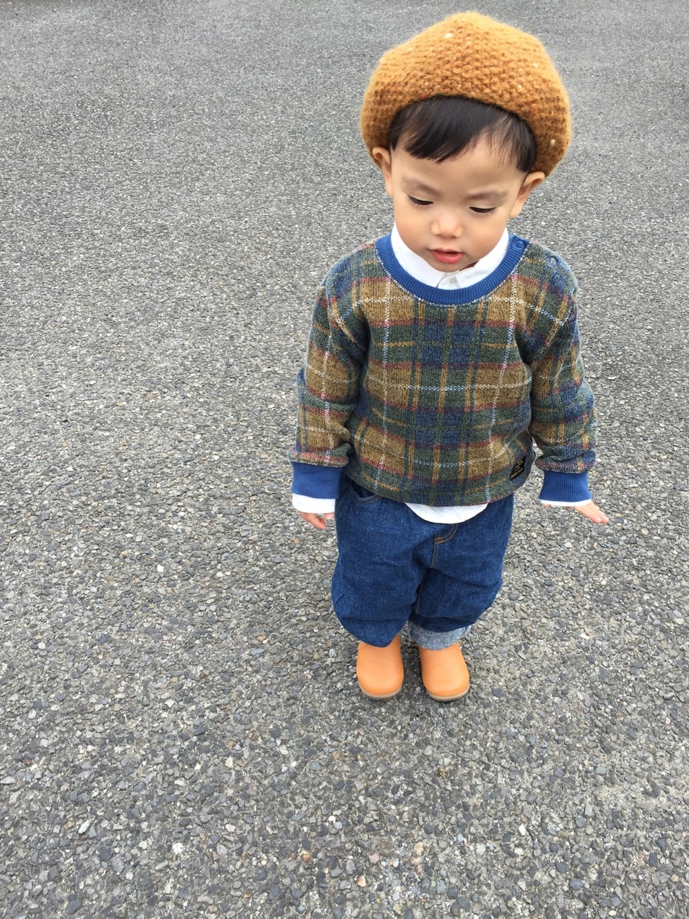 「デニムサルエルパンツ、2歳、キッズコーデ、シャツスタイル、チェック、ベレー帽、男の子」｜「Handmadeのアイテム（ニットキャップ/ビーニー、ブラウン系）」を使った、__narukoさん（キッズ・90cm）の秋コーディネートの1枚目の写真
