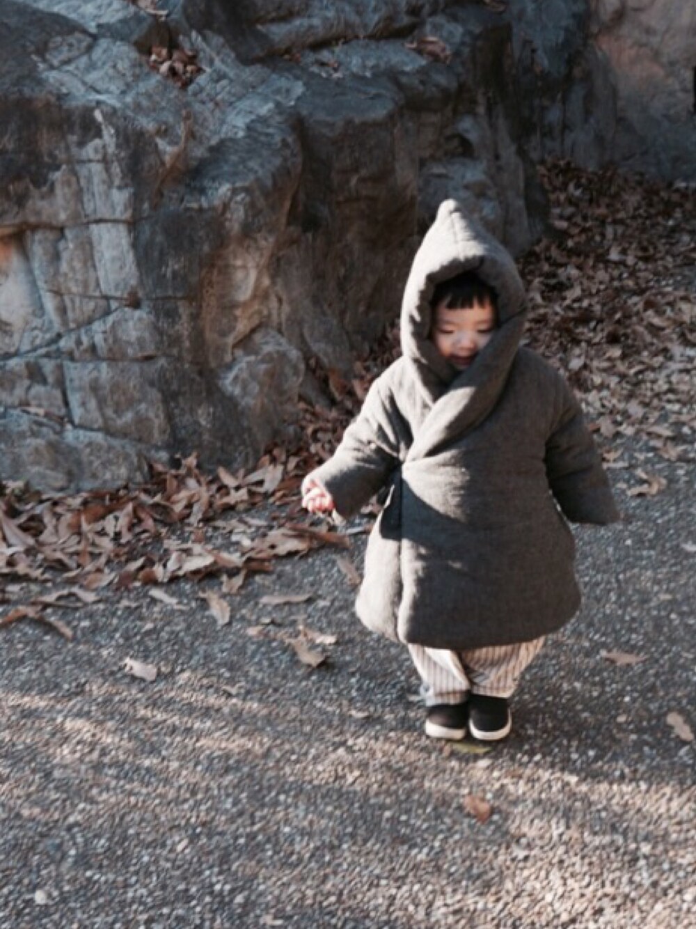 「小人、コート、ストライプ、シンプルコーデ、男の子、2歳、こどもコーデ」｜「bienabienのアイテム（ジャケット/アウター、グレー系）」を使った、__narukoさん（キッズ・90cm）の冬コーディネートの1枚目の写真