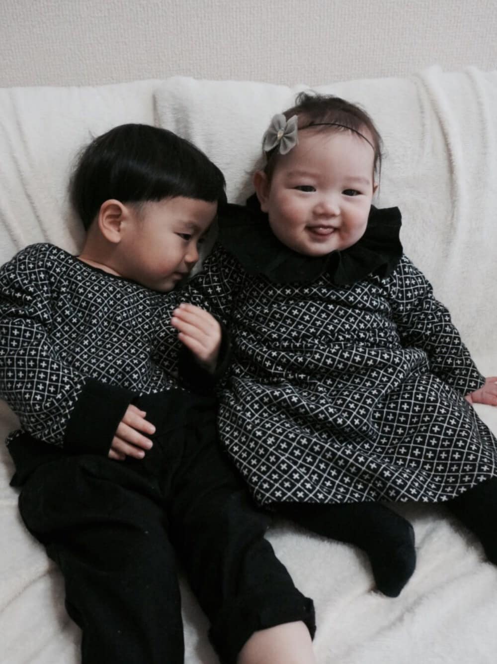 「kids、キッズファッション、冬コーデ、おんなのこ、リンクコーデ、赤ちゃん、息子、tinycottons、モノトーン」｜「tinycottonsのアイテム（ワンピース、ブラック系）」を使った、__narukoさん（キッズ・90cm）の冬コーディネートの1枚目の写真