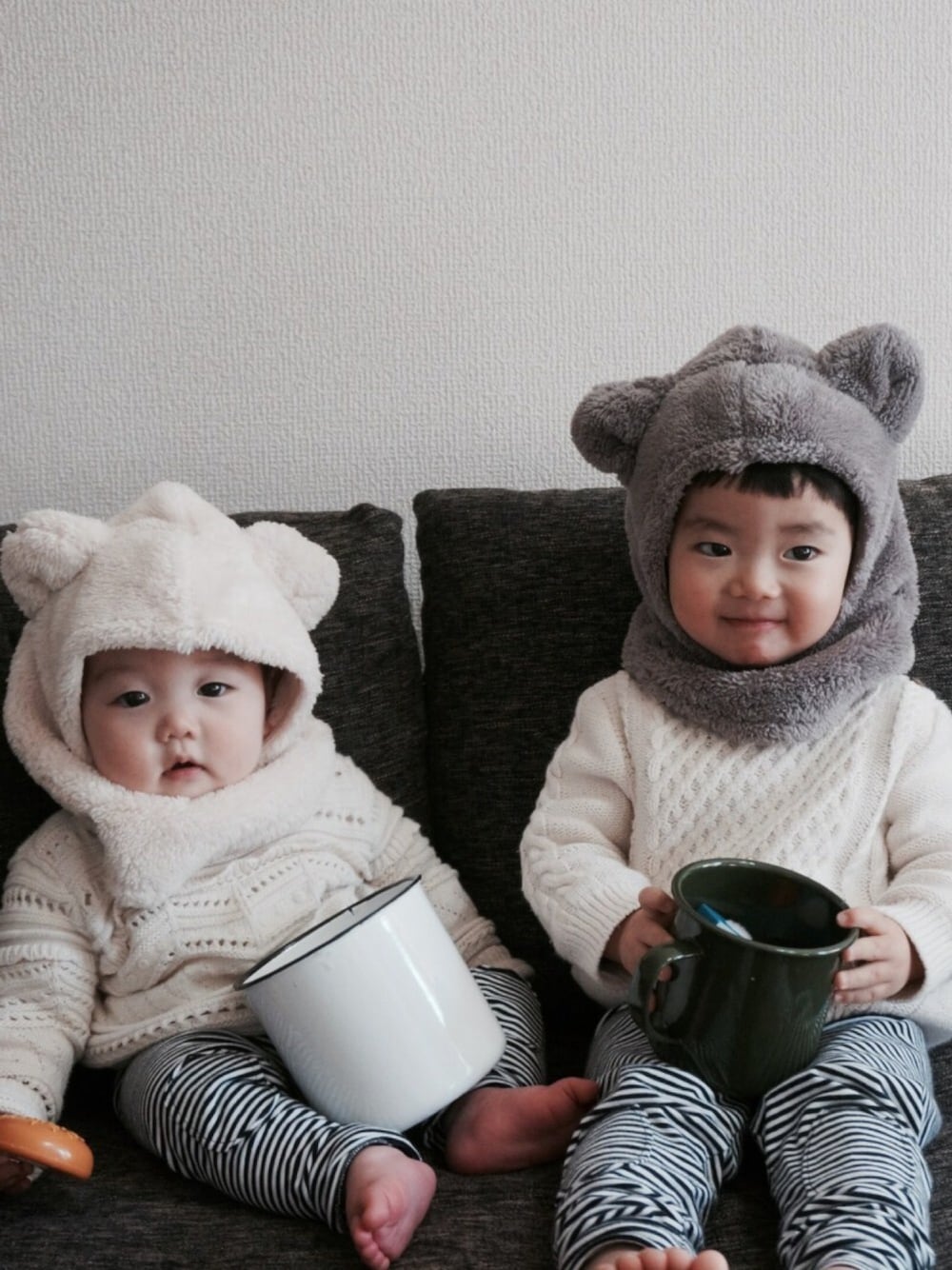 「kids、女の子、キッズコーデ、2歳、リンクコーデ、兄妹コーデ、タルクマ」｜「こども ビームスのTALC / mimi ボア ハット (2～8y)（ニットキャップ/ビーニー、グレー系）」を使った、__narukoさん（キッズ・90cm）の冬コーディネートの1枚目の写真