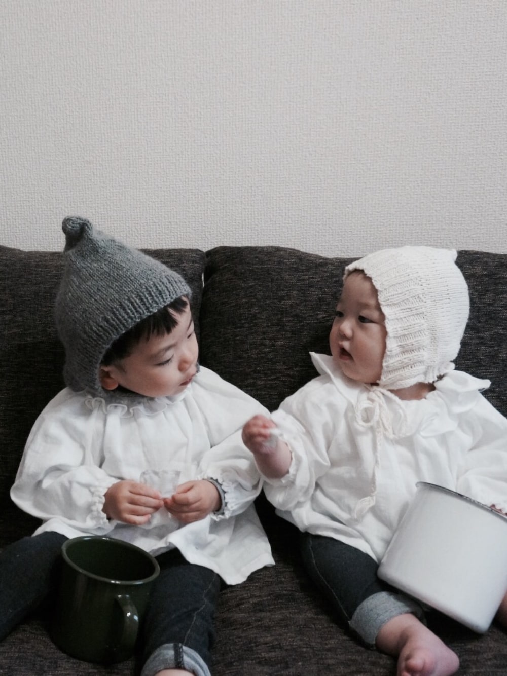 「おんなのこ、シンプル、キッズコーデ、娘コーデ、男の子コーデ、おとこのこ、リンクコーデ、兄妹コーデ、小人帽」｜「PAIKAR(handmade)のアイテム（シャツ/ブラウス、ホワイト系）」を使った、__narukoさん（キッズ・90cm）の冬コーディネートの1枚目の写真