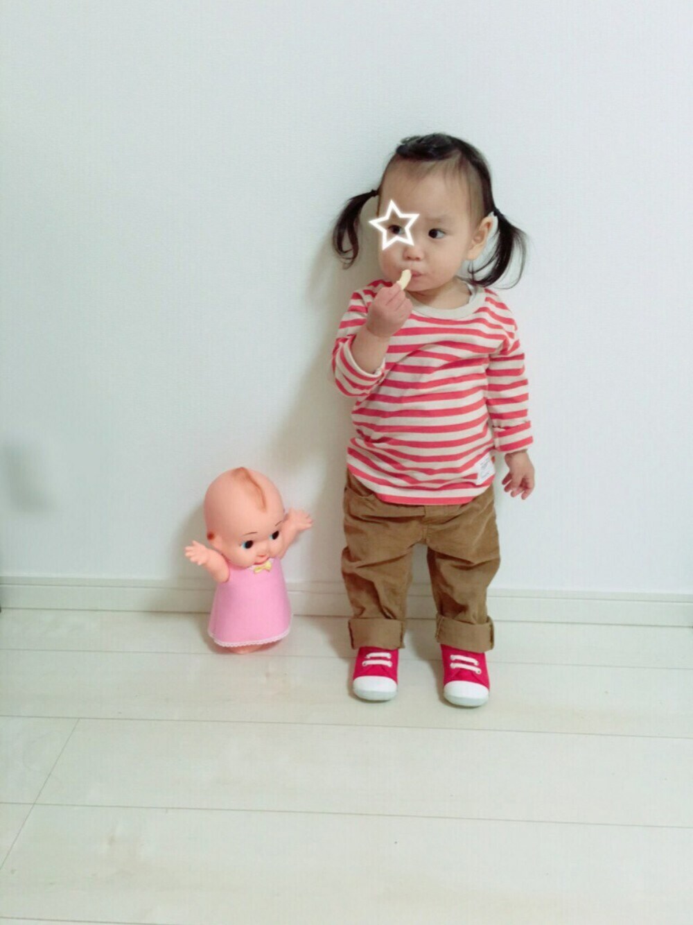 レッド系のTシャツ/カットソー、ブラウン系のその他パンツ、レッド系のスニーカーを着用したキッズの冬コーディネートの1枚目の写真