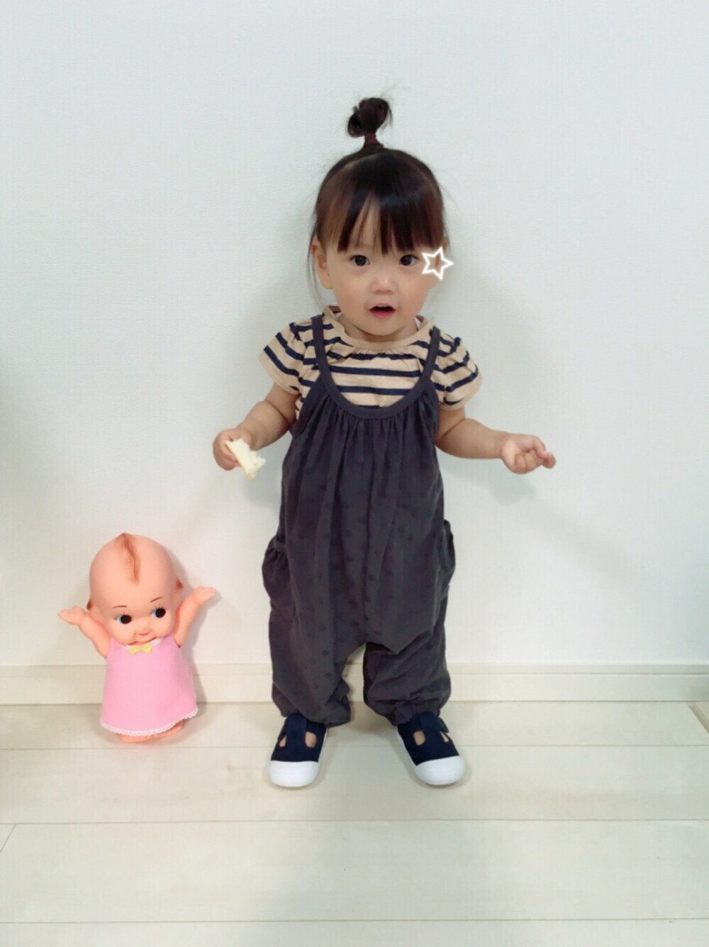 その他のTシャツ/カットソー、グレー系のつなぎ/オールインワン、ブルー系のスニーカーを着用したキッズの春コーディネートの1枚目の写真