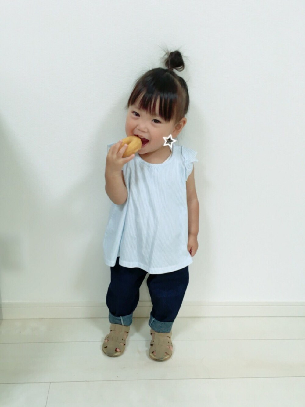 ブルー系のTシャツ/カットソー、ブルー系のデニムパンツ、ベージュ系のサンダルを着用したキッズの夏コーディネートの1枚目の写真