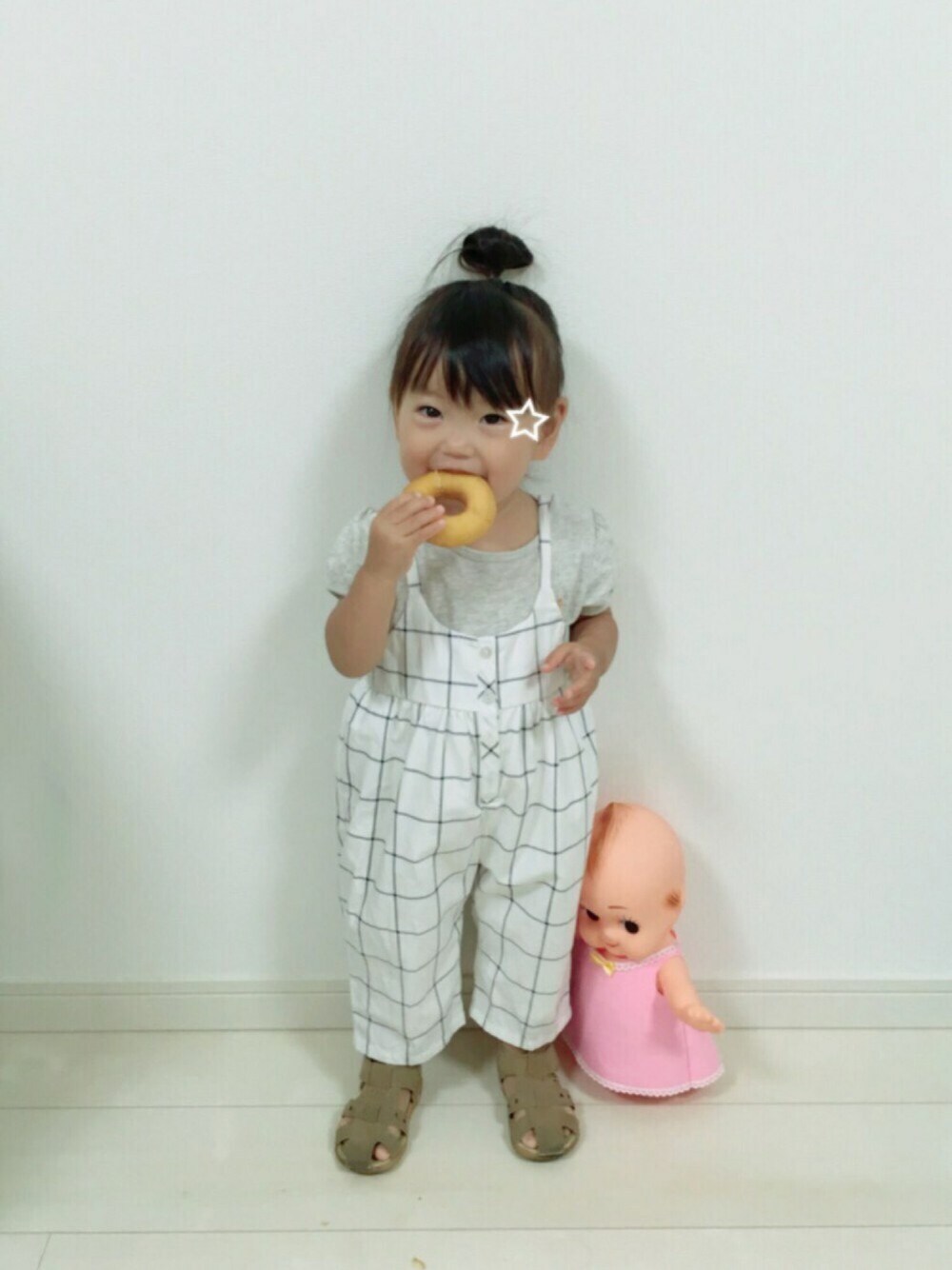 グレー系のTシャツ/カットソー、ホワイト系のサロペット/オーバーオール、ベージュ系のサンダルを着用したキッズの夏コーディネートの1枚目の写真