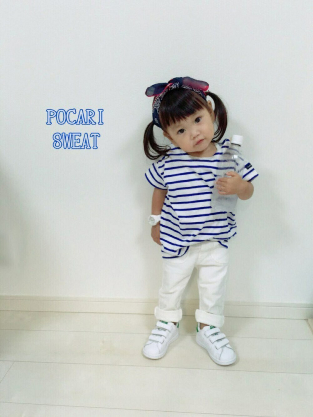 ホワイト系のその他パンツ、ホワイト系のスニーカー、ブルー系のTシャツ/カットソーを着用したキッズの夏コーディネートの1枚目の写真