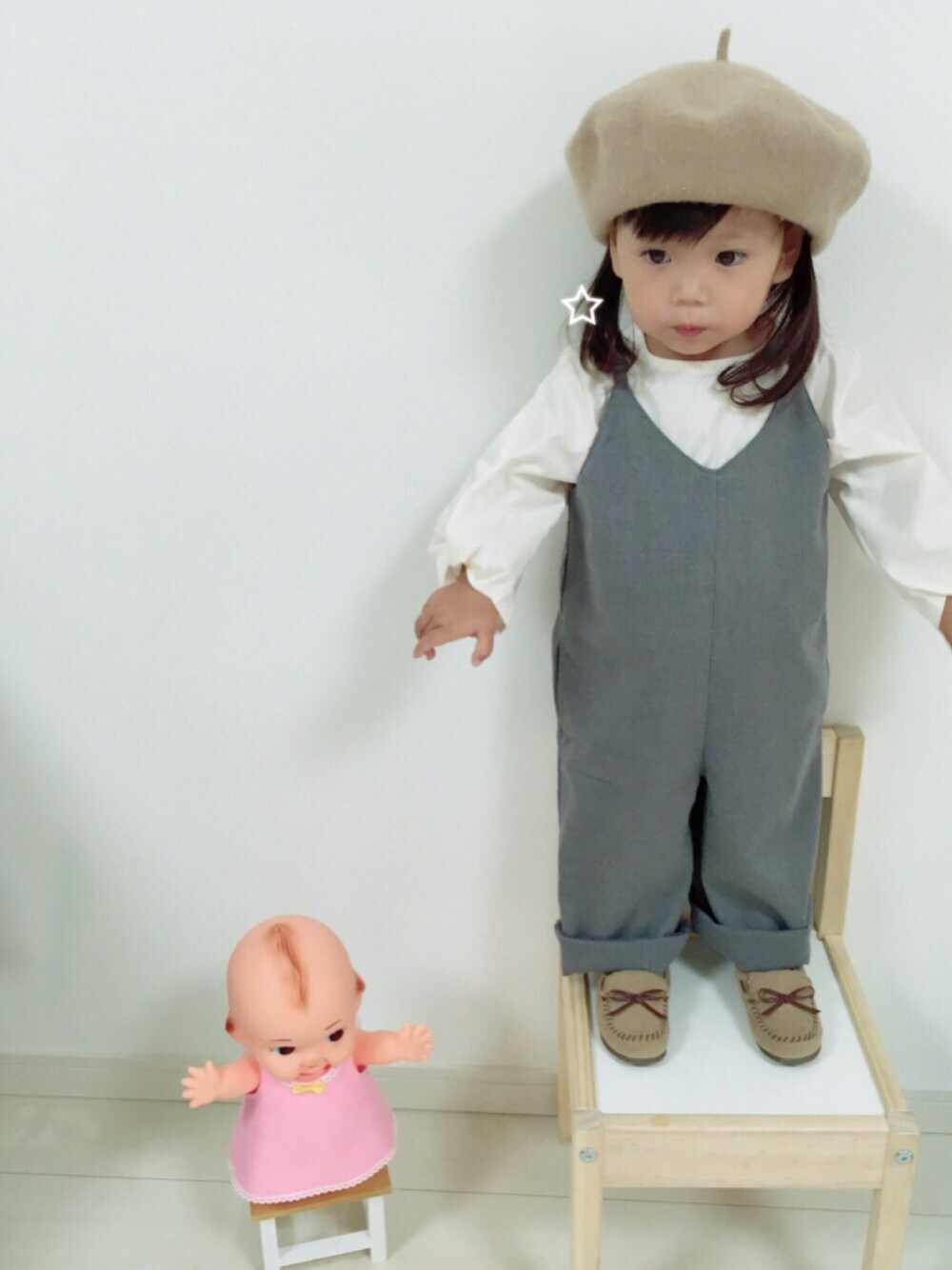 ホワイト系のシャツ/ブラウス、グレー系のつなぎ/オールインワン、ベージュ系のモカシン/デッキシューズを着用したキッズの秋コーディネートの1枚目の写真