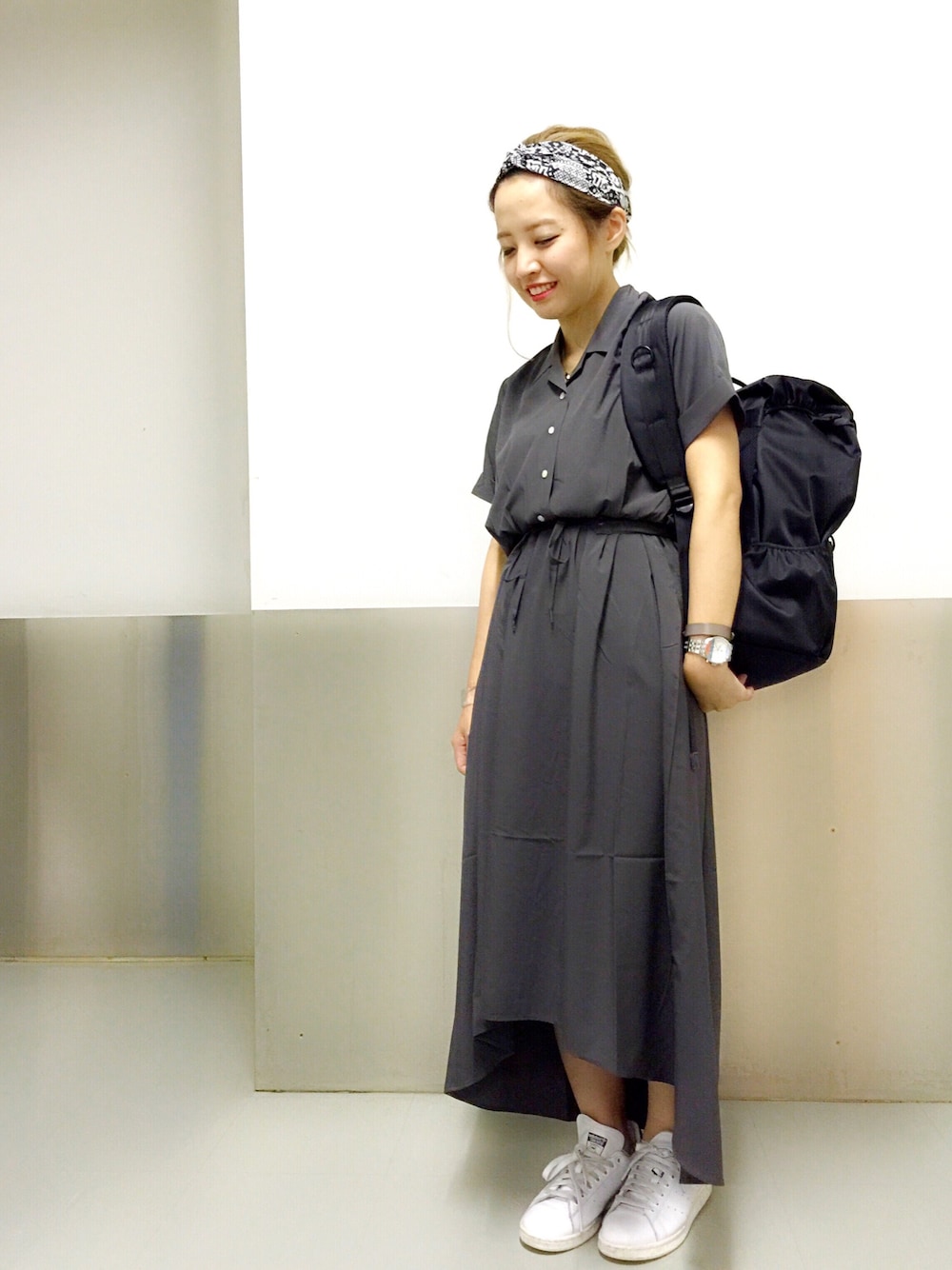 「HARE、ワンピース、リュック、スニーカー、ヘアバンド、グレー」｜「HAREのフラップバックパック(HARE)（バックパック/リュック、ブラック系）」を使った、mdkさん（レディース・156cm）の夏コーディネートの1枚目の写真