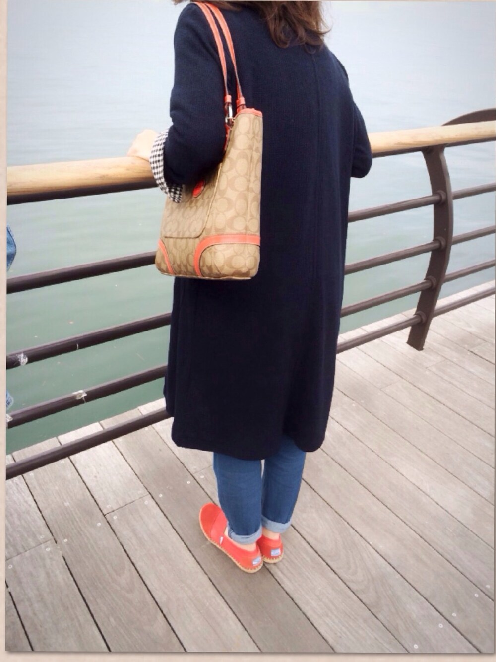 「toms、ロングカーディガン、UNIQLO シャツ」｜「TOMSのアイテム（その他シューズ、オレンジ系）」を使った、yukimiさん（レディース・160cm）の秋コーディネートの1枚目の写真