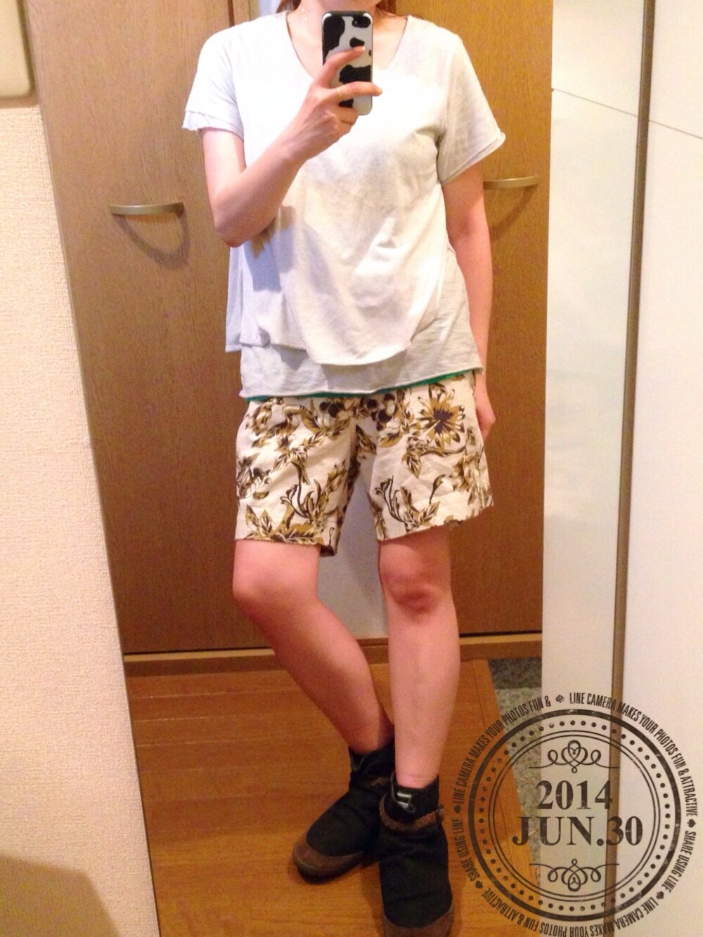 グレー系のTシャツ/カットソー、ベージュ系のその他パンツ、ブラック系のスニーカーを着用したレディースの夏コーディネートの1枚目の写真
