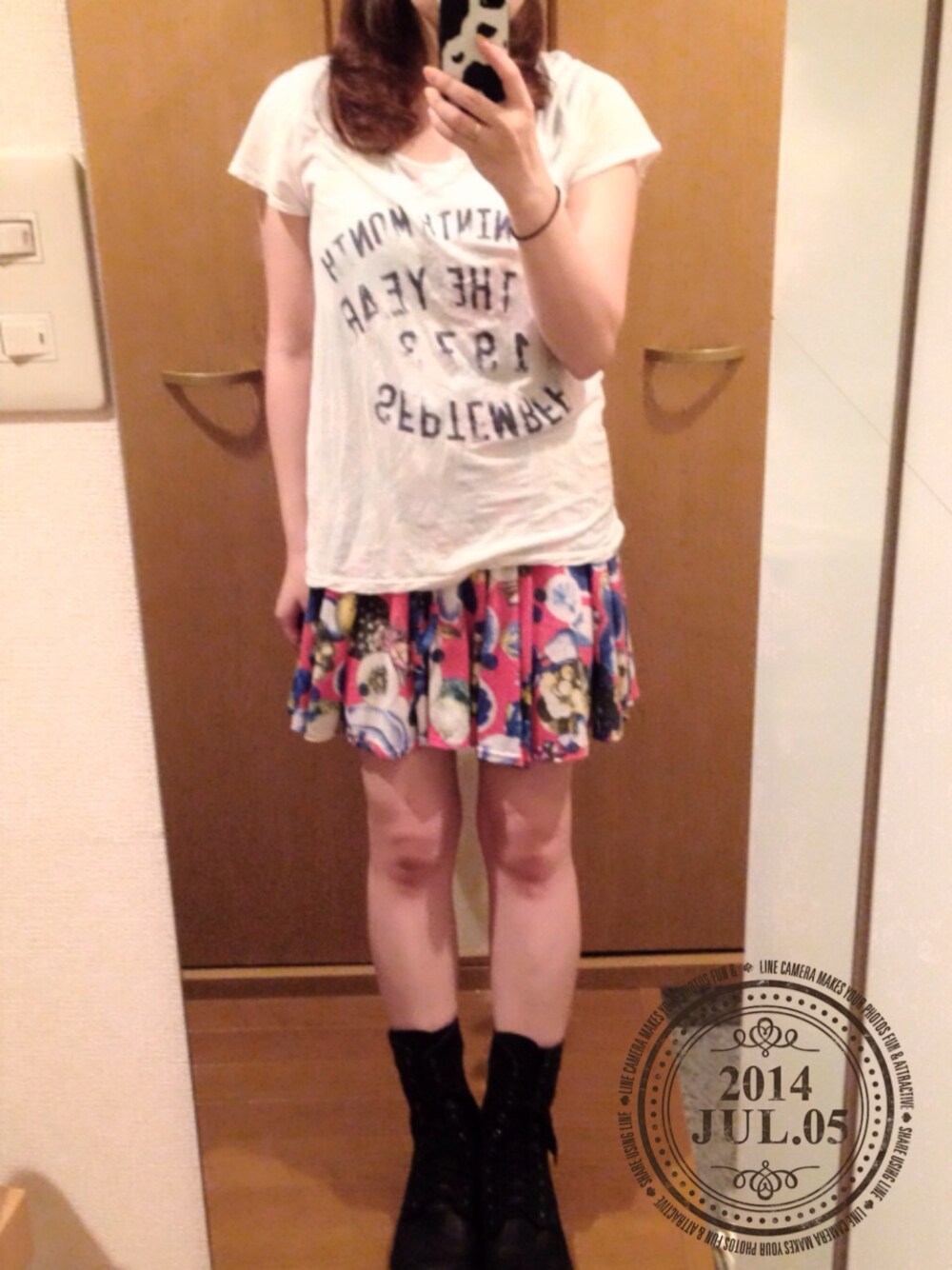 ブラック系のブーツ、ホワイト系のTシャツ/カットソー、その他のその他を着用したレディースの夏コーディネートの1枚目の写真