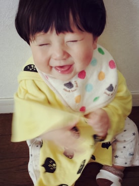 「ネコ」｜「アイテム（ポンチョ）」を使った、sosk fさん（キッズ・70cm）の春コーディネート