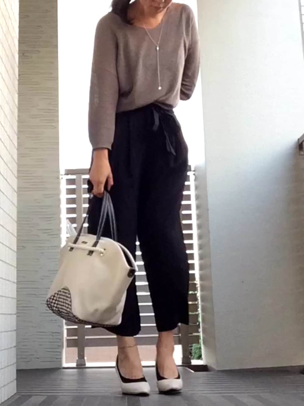 「タックパンツ、コンサバ、スモーキーカーキ」｜「ZARAのアイテム（その他パンツ、ブラック系）」を使った、Ikuppyさん（レディース・160cm）の夏コーディネートの1枚目の写真