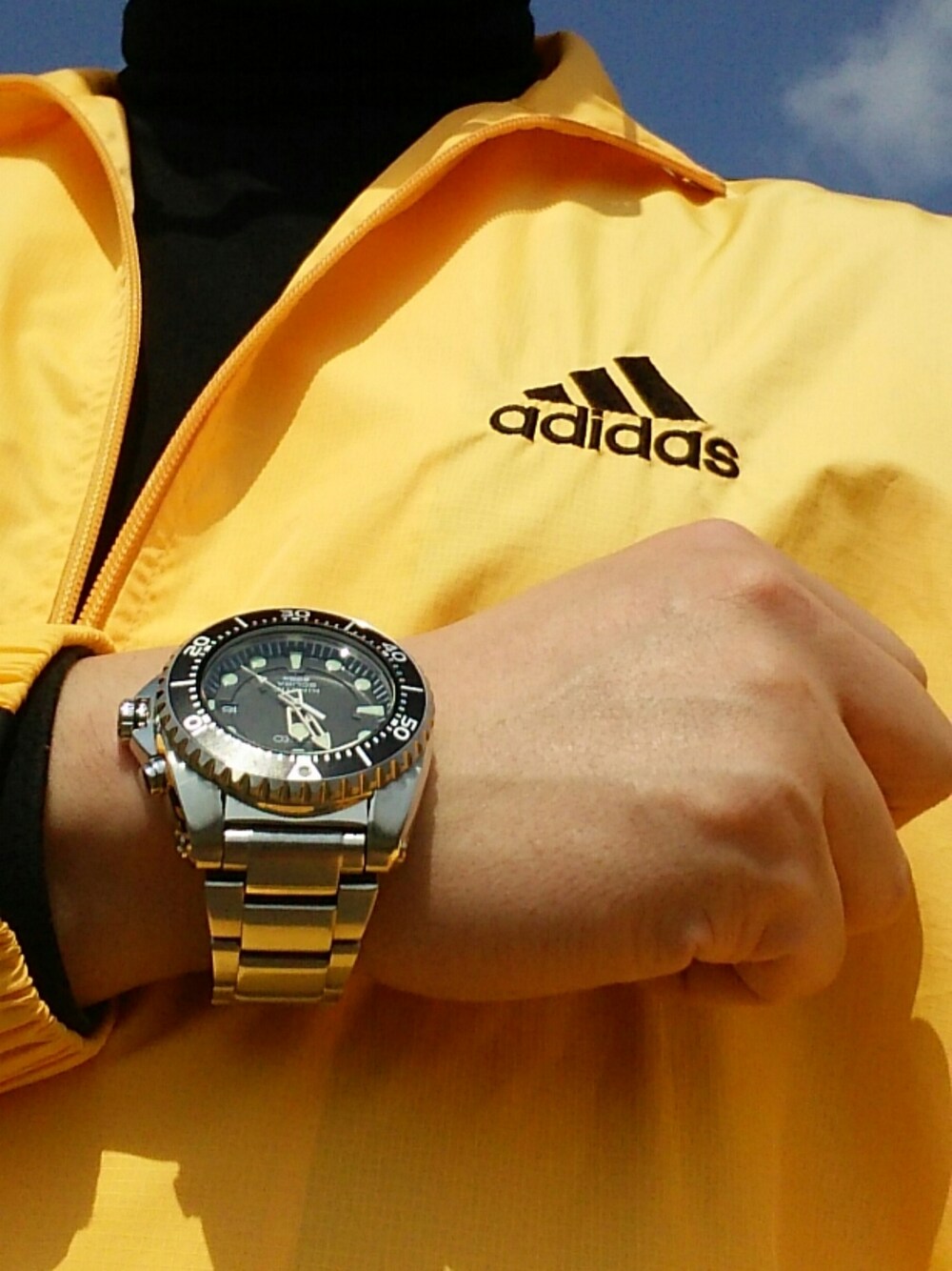 「カジュアル、スポーツミックス、時計、セイコー、ダイバーズウォッチ、休日スタイル」｜「adidasのアイテム（ジャケット/アウター、イエロー系）」を使った、豚麺さん（メンズ・172cm）の春コーディネートの1枚目の写真