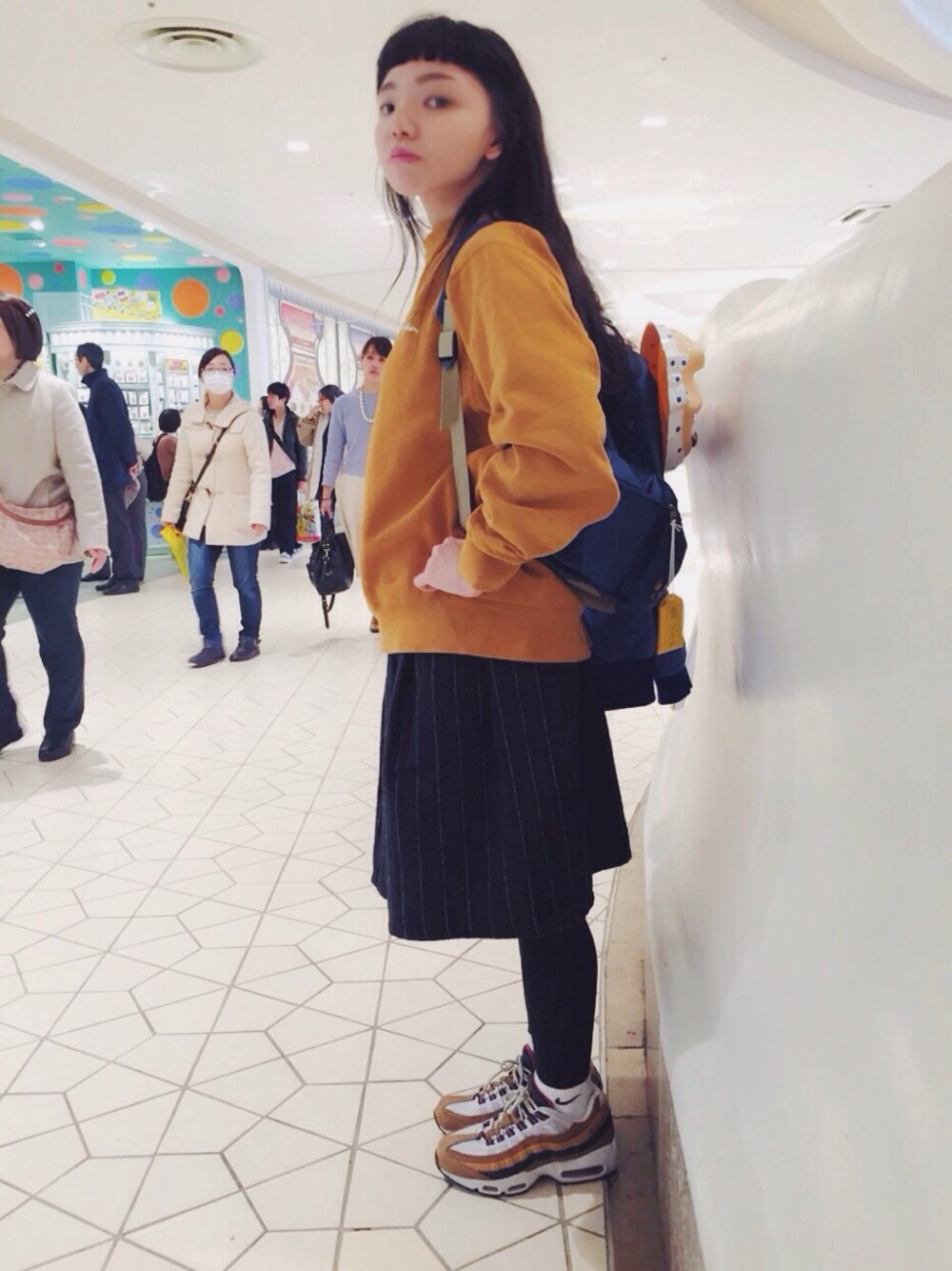 ブラウン系のその他トップス、ブラウン系のスニーカーを着用したレディースの春コーディネートの1枚目の写真