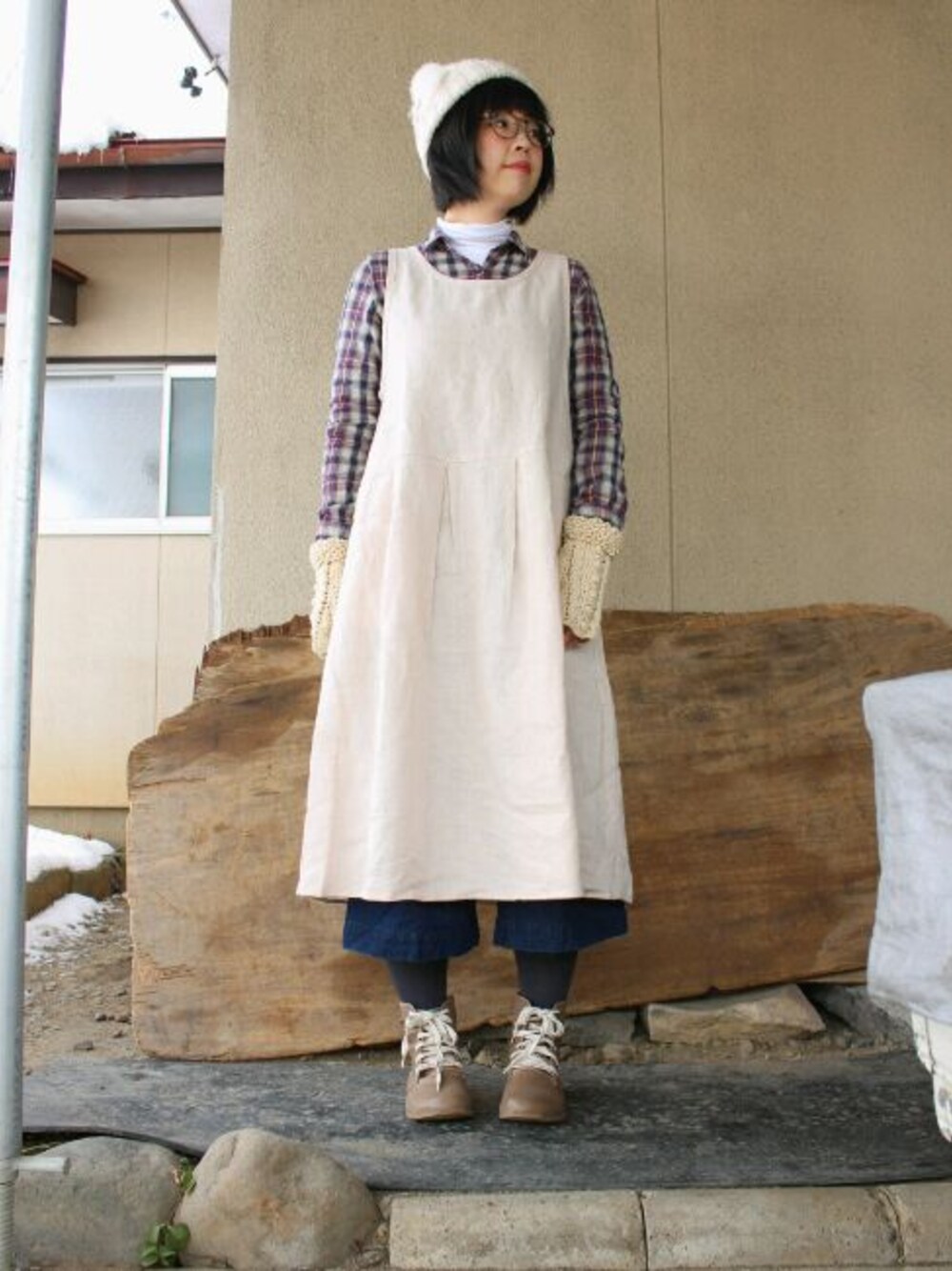 その他のトップス、ベージュ系のワンピース、ベージュ系のブーツを着用したレディースの冬コーディネートの1枚目の写真