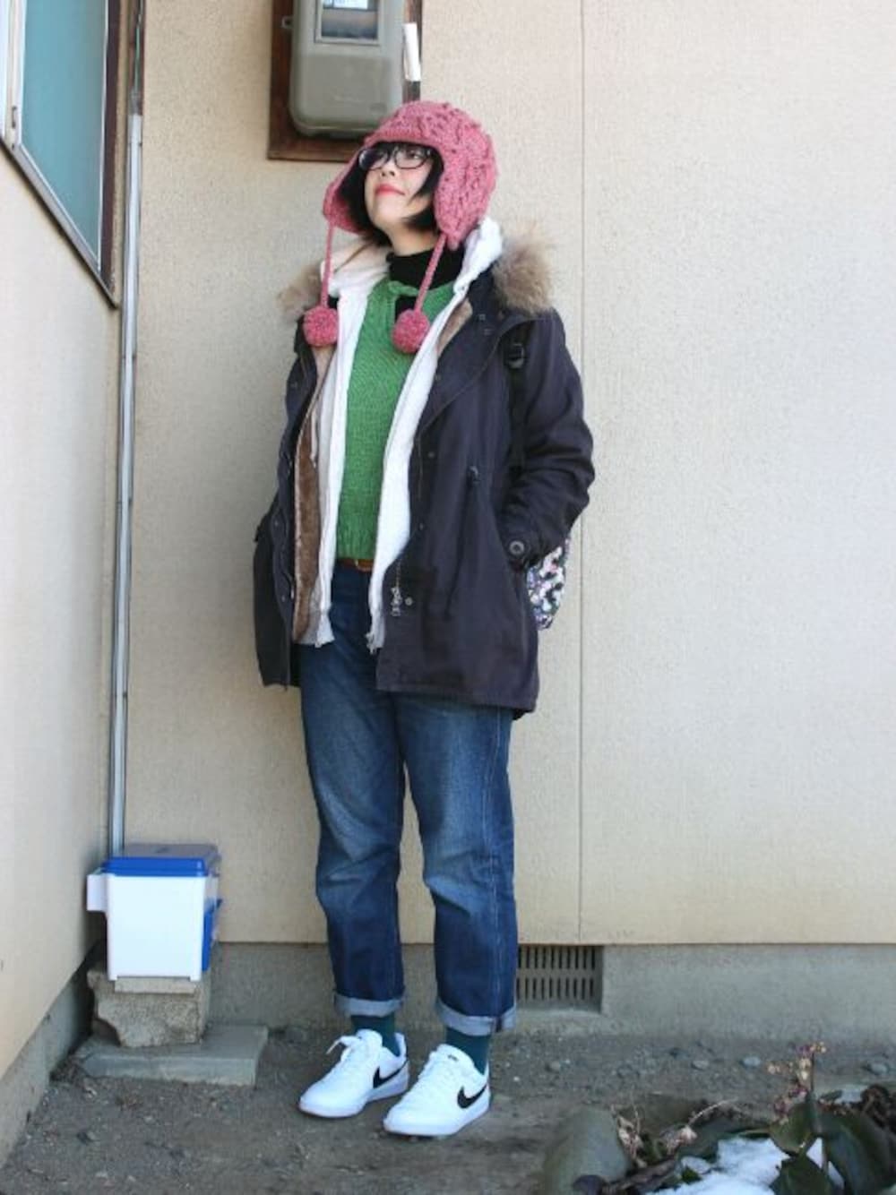 グリーン系のベスト、ホワイト系のスニーカー、その他のその他を着用したレディースの冬コーディネートの1枚目の写真