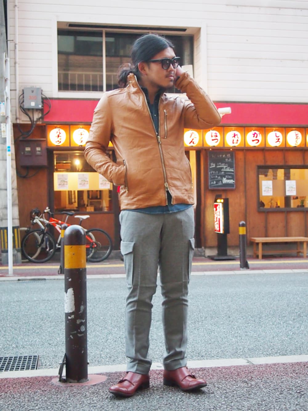 ベージュ系のライダースジャケットを着用したメンズの秋コーディネートの1枚目の写真