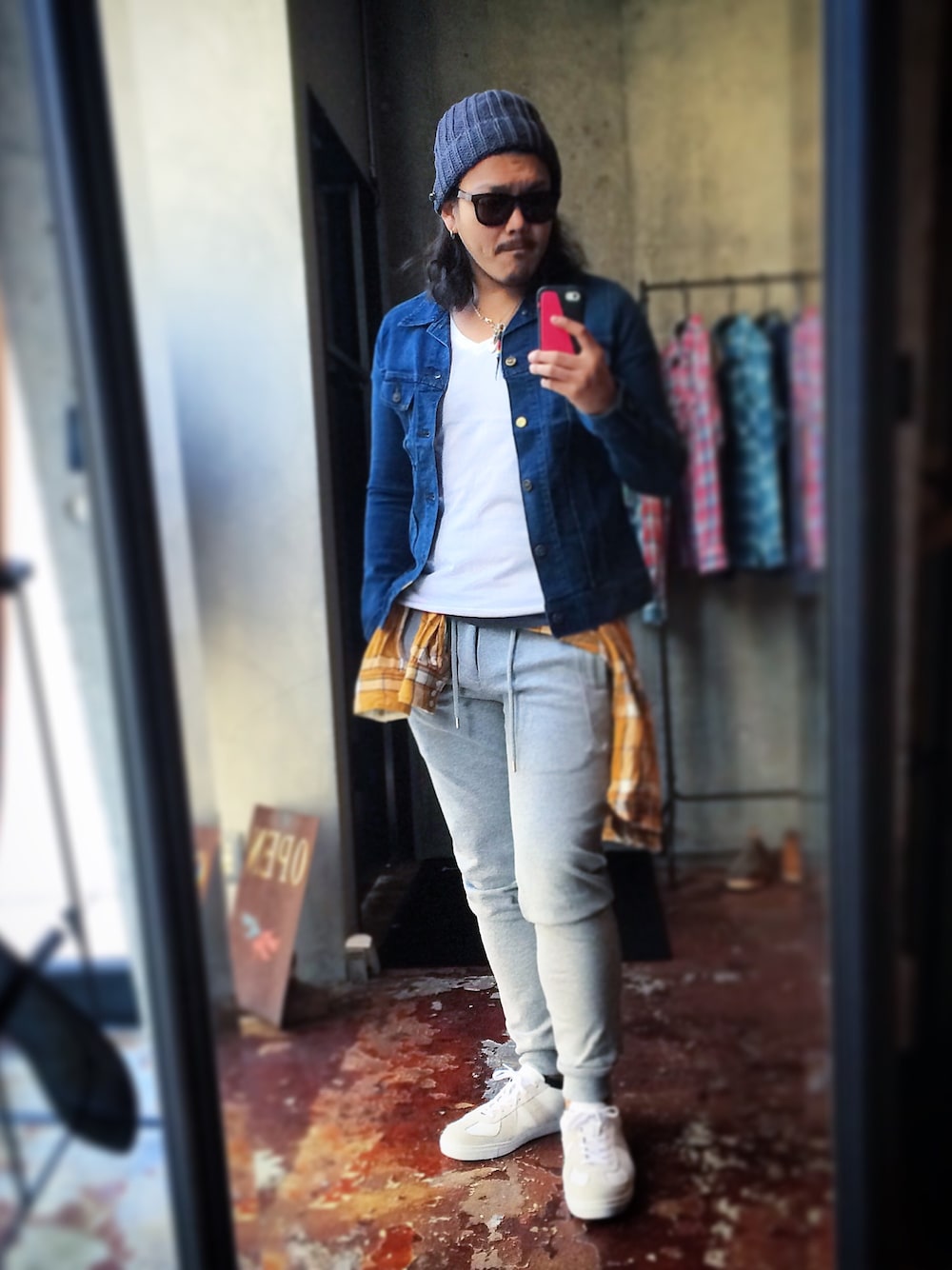 ブルー系のシャツ/ブラウス、ホワイト系のTシャツ/カットソー、グレー系のニットキャップ/ビーニーを着用したメンズの春コーディネートの1枚目の写真