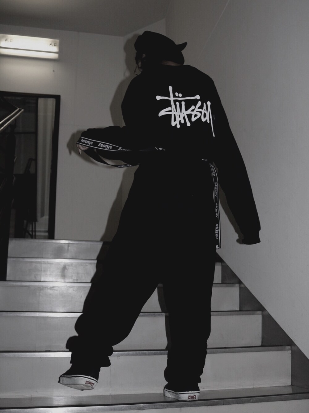 「black、coordinate、ootd、velour、ベロア、ktz、stussy、mode、street」｜「STUSSYのアイテム（トップス、ブラック系）」を使った、M E Iさん（レディース・162cm）の秋コーディネートの1枚目の写真