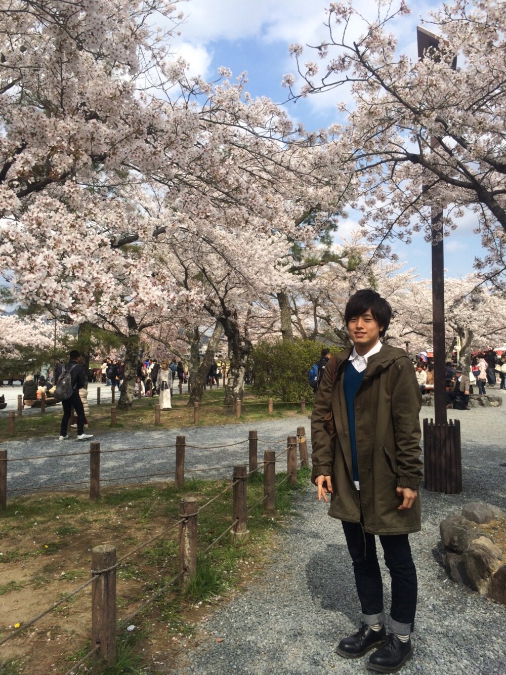 「革靴、春、お花見」｜「Dr. Martensの3ホールスチールトゥレザー（ドレスシューズ、ブラック系）」を使った、まいけるさんさん（メンズ・165cm）の春コーディネートの1枚目の写真