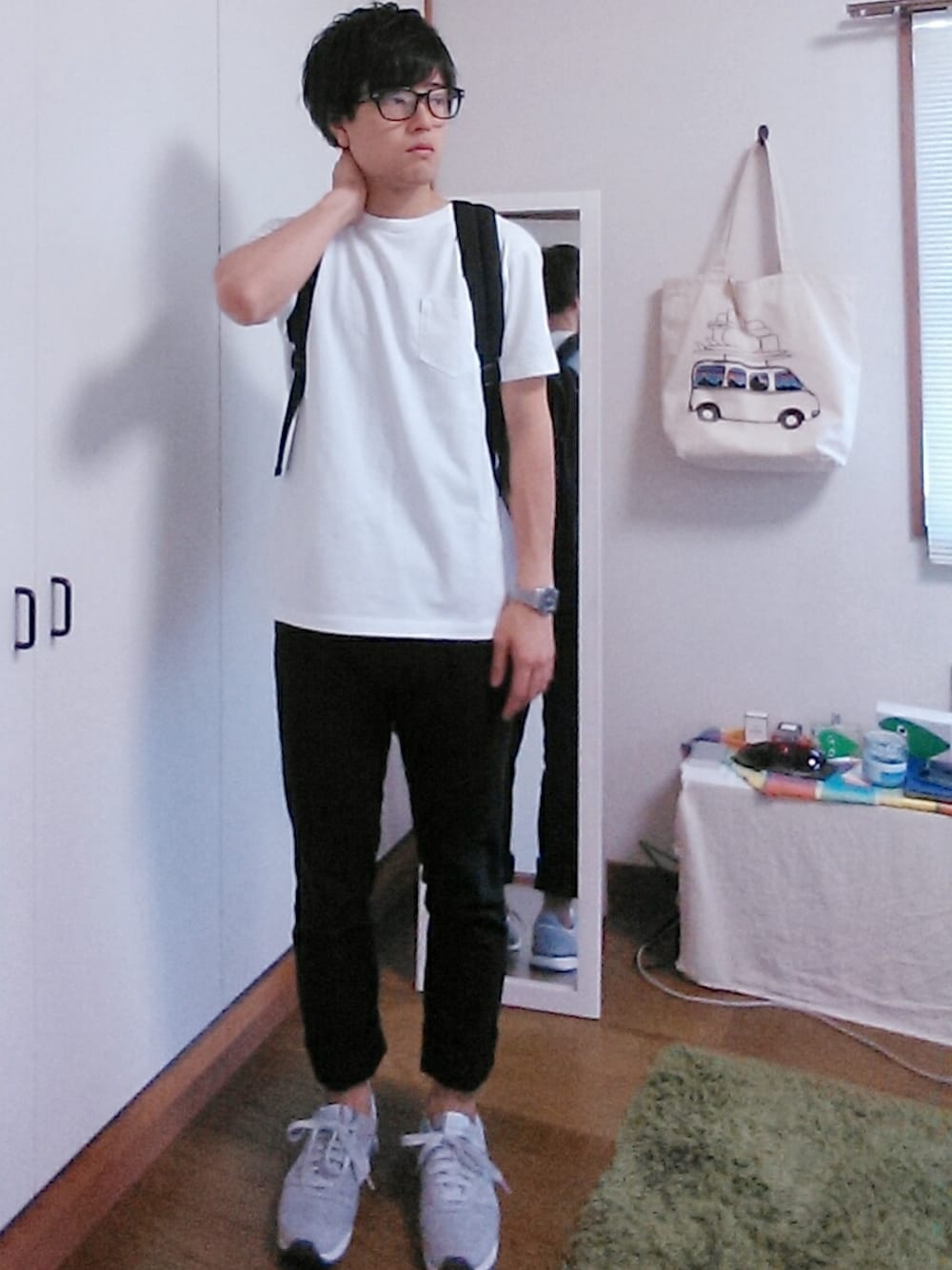 「スニーカー、バックパック、モノトーンコーデ、ポケットＴシャツ、暑いですね、部屋撮り」｜「BEAUTY&YOUTH UNITED ARROWSの＜BALANCE&HARMONY＞ POCKET TEE/Tシャツ（Tシャツ/カットソー、ホワイト系）」を使った、まいけるさんさん（メンズ・165cm）の夏コーディネートの1枚目の写真