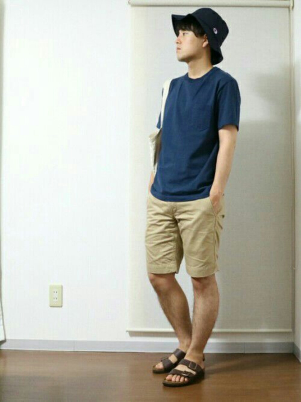 「バケットハット、ポケットＴシャツ、サンダル、birkenstock、アウトドアスタイル、ネイビー、Tシャツ、ハーフパンツ」｜「無印良品のアイテム（チノパンツ、ベージュ系）」を使った、まいけるさんさん（メンズ・165cm）の夏コーディネートの1枚目の写真