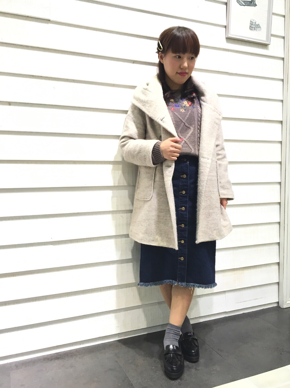 「AS KNOW AS PINKY、スライバーニットコート、デニムタイトスカート、花刺繍」｜「AS KNOW AS PINKYのアイテム（その他アウター、ベージュ系）」を使った、mari＊さん（レディース・154cm）の秋コーディネートの1枚目の写真