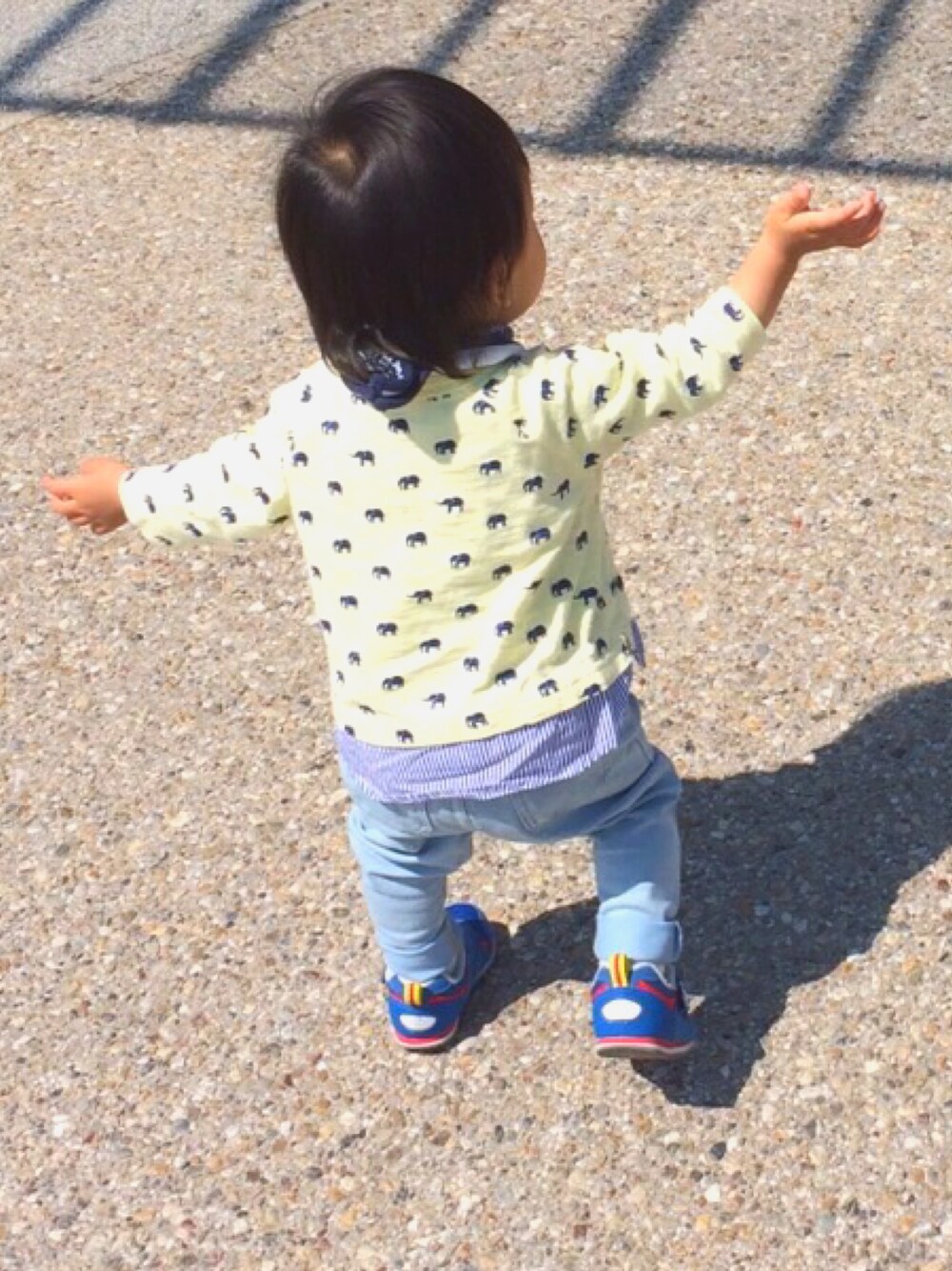 「kids、kidsfashion、男の子、1歳、petit main、公園」｜「petit mainのアイテム（Tシャツ/カットソー、イエロー系）」を使った、sachipiさん（キッズ・70cm）の春コーディネートの1枚目の写真