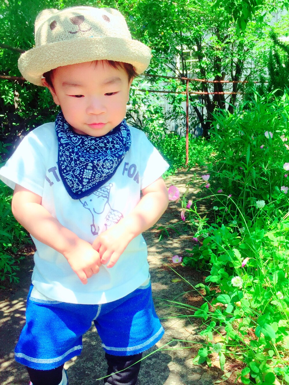 「プチプラ、kids、kidsfashion、1歳、男の子、麦わら帽子」｜「西松屋のアイテム（Tシャツ/カットソー、ホワイト系）」を使った、sachipiさん（キッズ・70cm）の春コーディネートの1枚目の写真