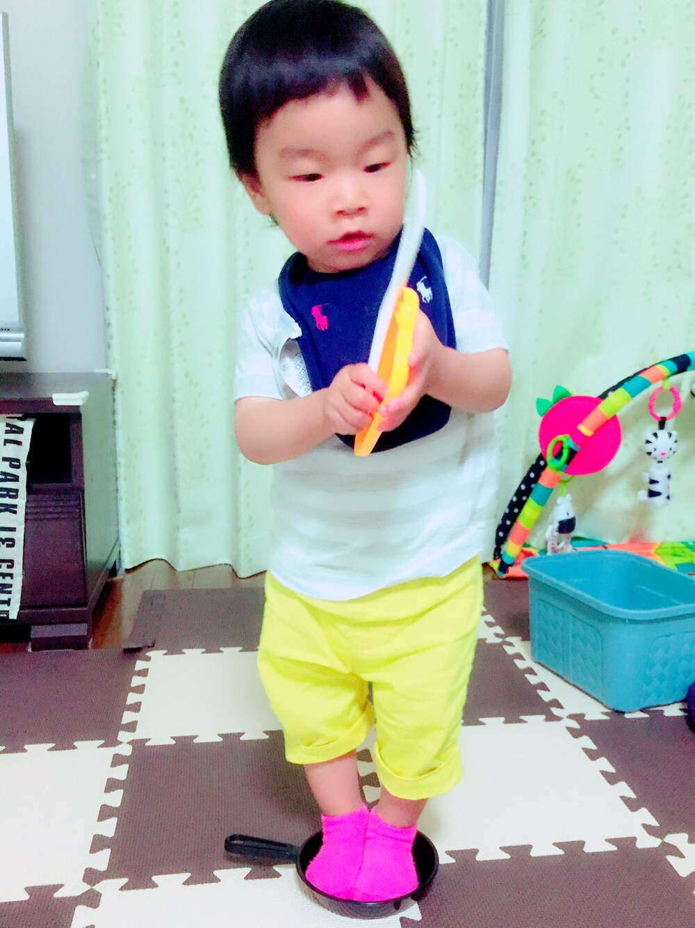 「1歳、kids、kidsfashion、男の子、ボーダー、リンクコーデ」｜「赤ちゃん本舗のアイテム（その他パンツ、イエロー系）」を使った、sachipiさん（キッズ・70cm）の春コーディネートの1枚目の写真