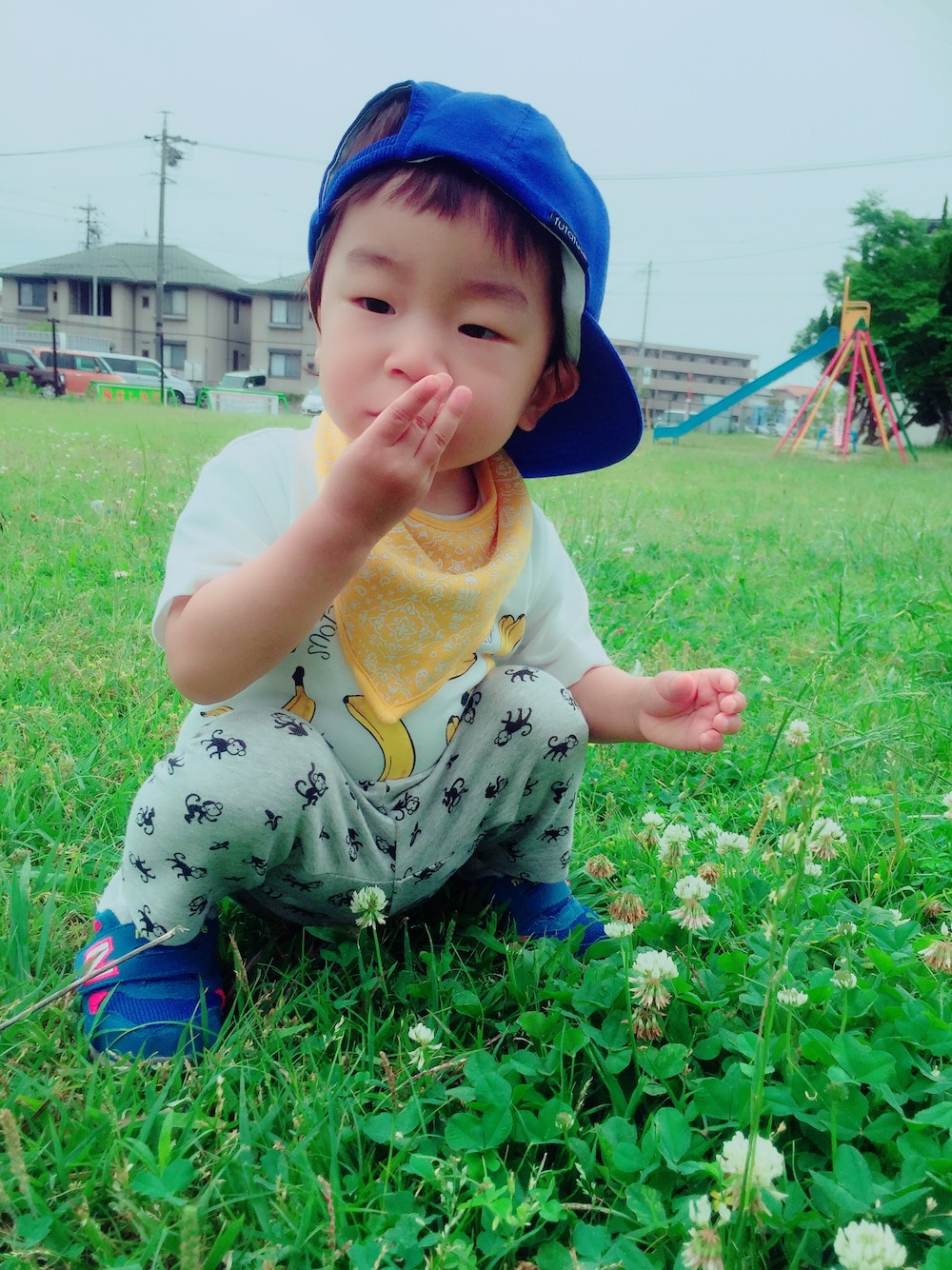 「1歳、男の子、kids、kidsfashion、トータルコーデ」｜「UNIQLOのアイテム（その他パンツ、グレー系）」を使った、sachipiさん（キッズ・70cm）の春コーディネートの1枚目の写真