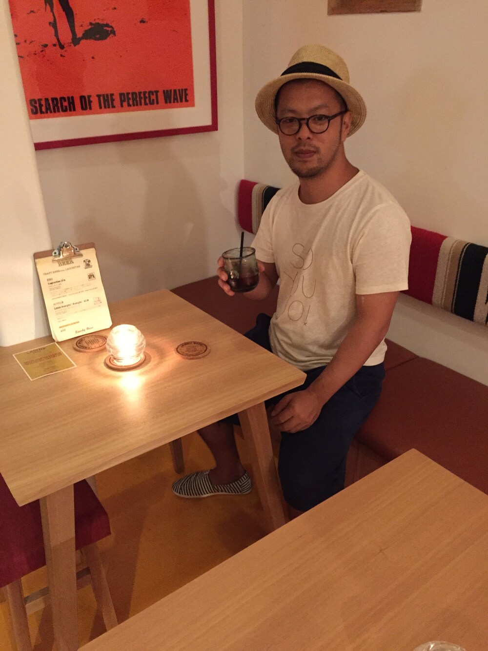 「Tシャツ、メッセージTシャツ、肌触り気持ち良い、ショートパンツ、ストローハット、メガネ男子、ストライプ、アイスコーヒー、LAWDY BREWお洒落なお店」｜「gelato piqueのアイテム（Tシャツ/カットソー、ベージュ系）」を使った、Uematsuさん（メンズ・165cm）の夏コーディネートの1枚目の写真