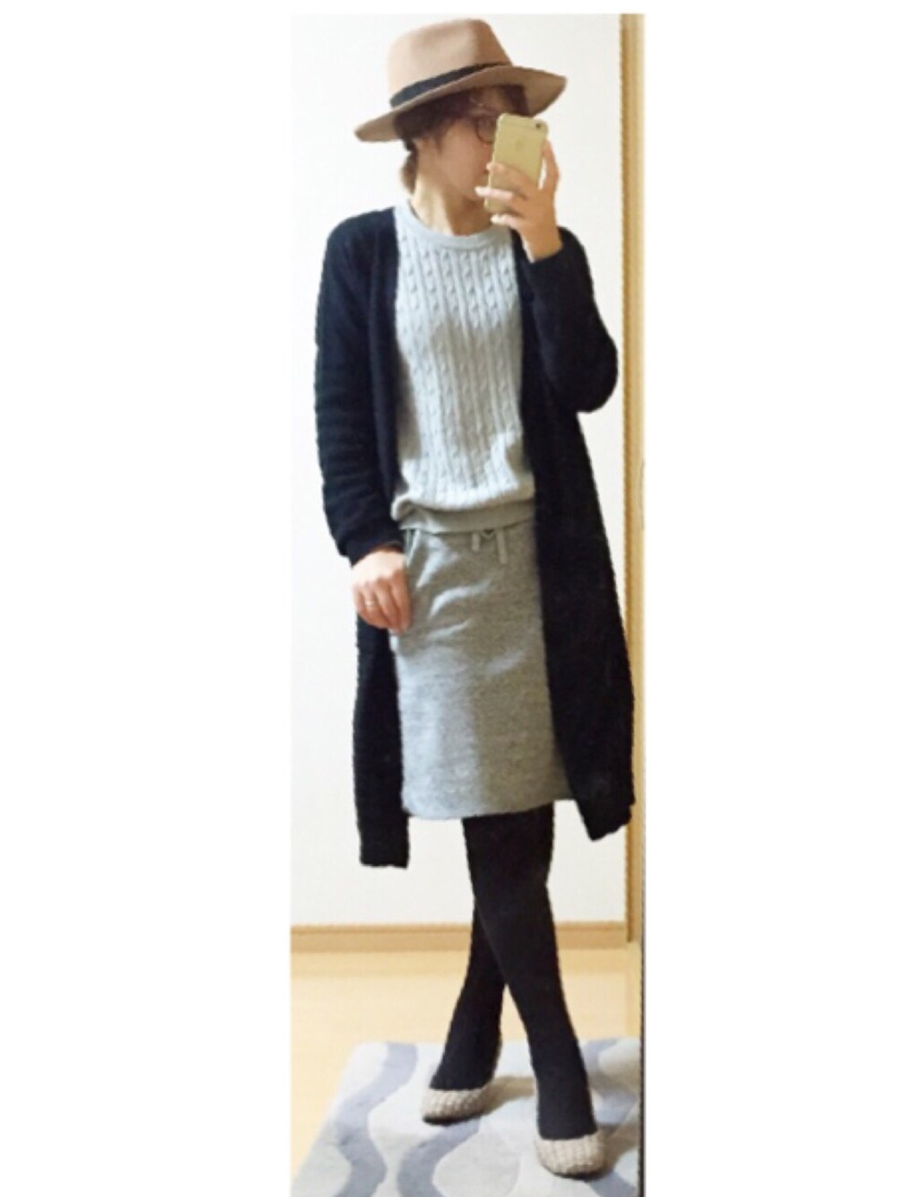 「きれいめカジュアル、オトナカジュアル、スウェットスカート、スウェット、ロングカーディガン、ケーブルニット」｜「UNIQLOのWOMEN コットンカシミヤケーブルクルーネックセーター（長袖）（ニット/セーター、グレー系）」を使った、kumahiさん（レディース・156cm）の冬コーディネートの1枚目の写真