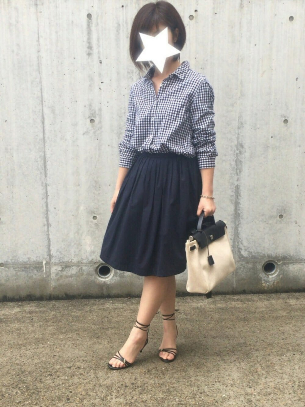 ブラック系のシャツ/ブラウス、ブルー系のスカート、ホワイト系のショルダーバッグを着用したレディースの春コーディネートの1枚目の写真