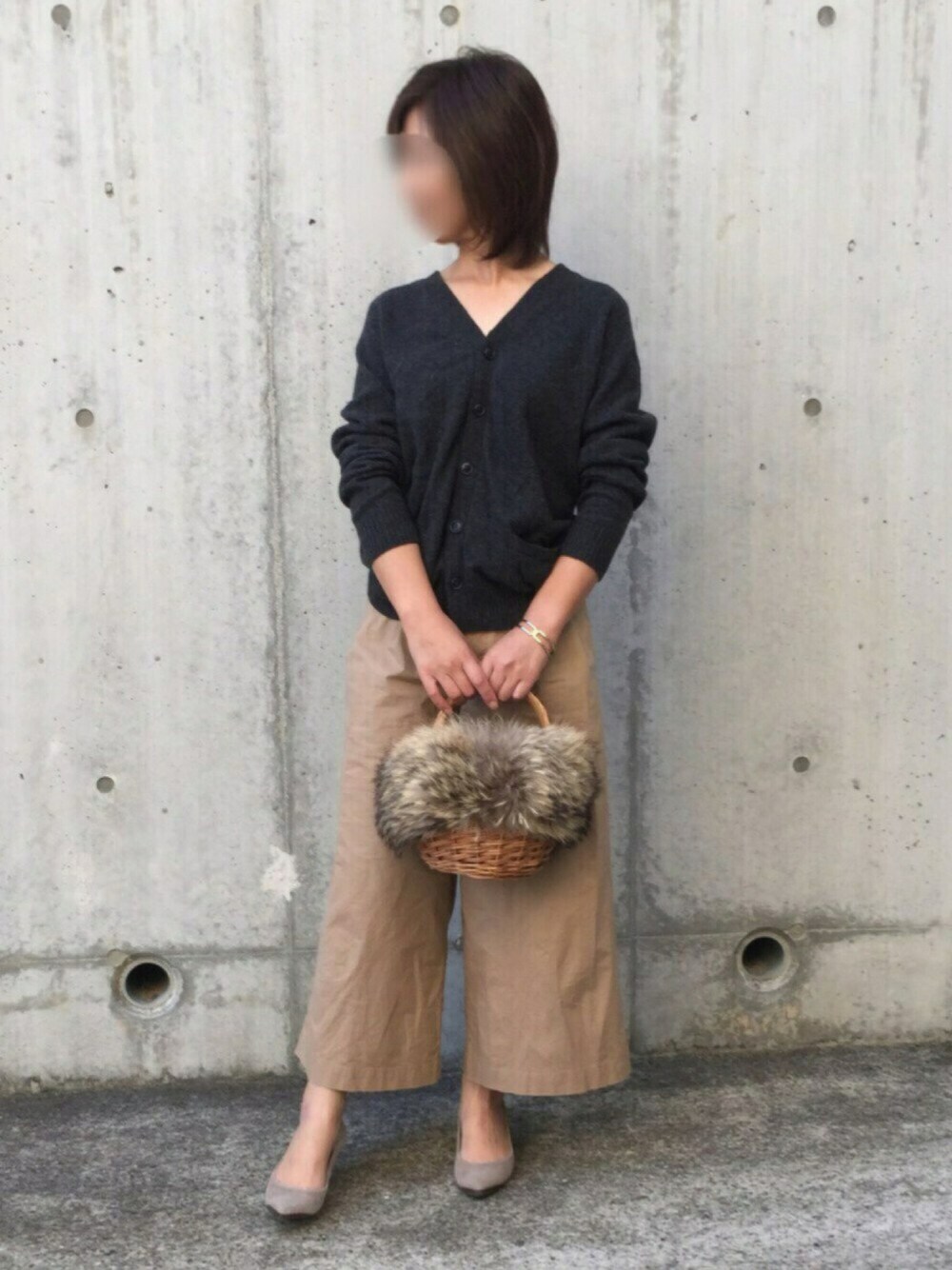 「トレンドカラー2016AW、Doシンプル部、Vネックニット、大人カジュアル、ファー、ワイドパンツ、きれいめカジュアル、キレイめ、上下UNIQLO」｜「UNIQLOのWOMEN コットンワイドパンツ（ハイライズ）（その他パンツ、ベージュ系）」を使った、kumahiさん（レディース・157cm）の秋コーディネートの1枚目の写真