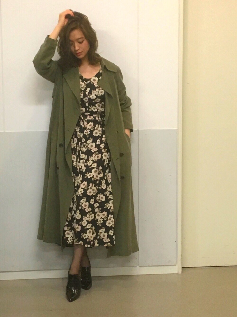 「DEICYのﾛﾝｸﾞﾄﾚﾝﾁｺｰﾄ（トレンチコート、グリーン系）」を使った、野崎萌香さん（レディース・166cm）の春コーディネートの1枚目の写真