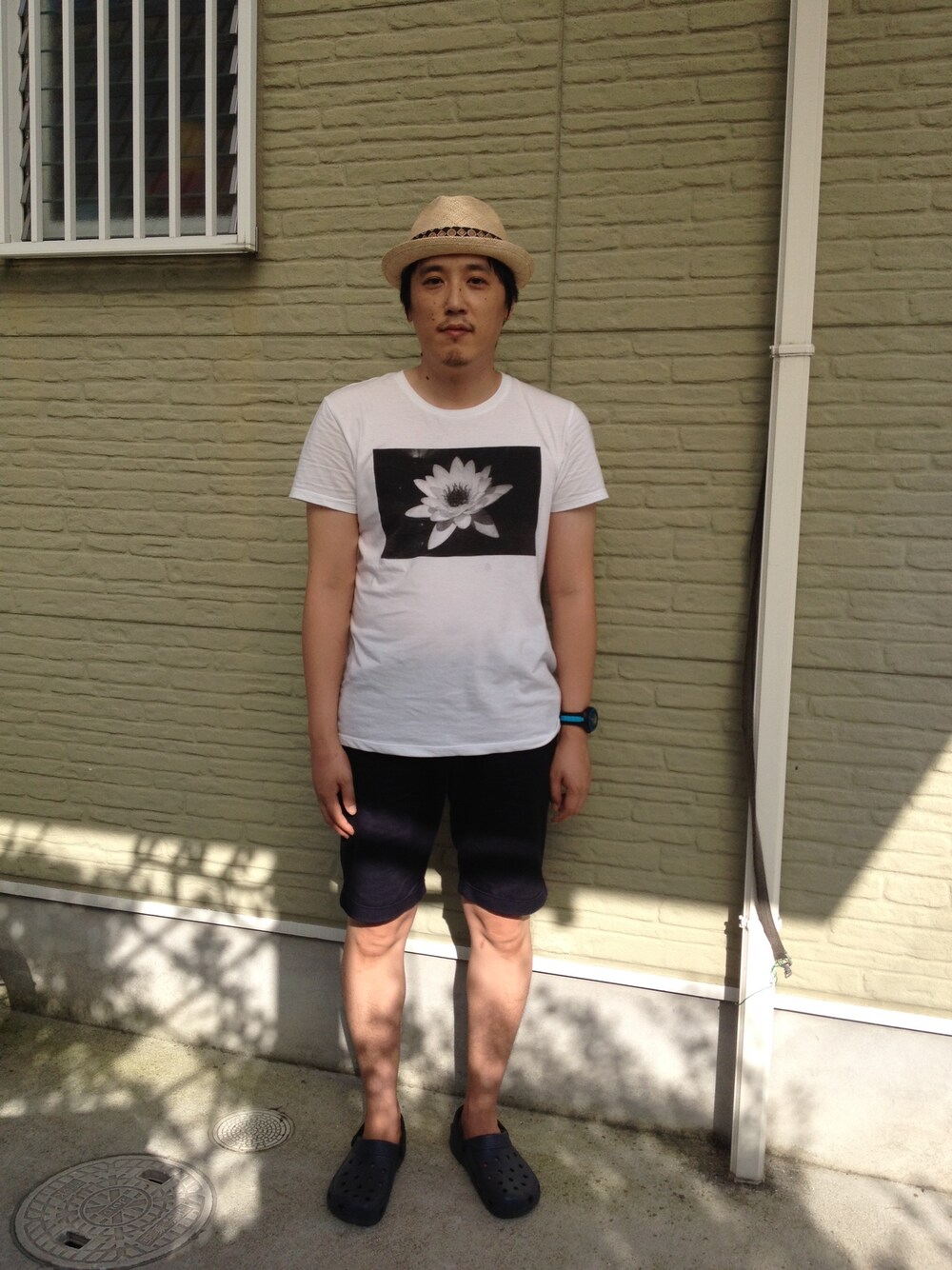 ブルー系のその他パンツ、ホワイト系のTシャツ/カットソー、ブラック系のハットを着用したメンズの夏コーディネートの1枚目の写真